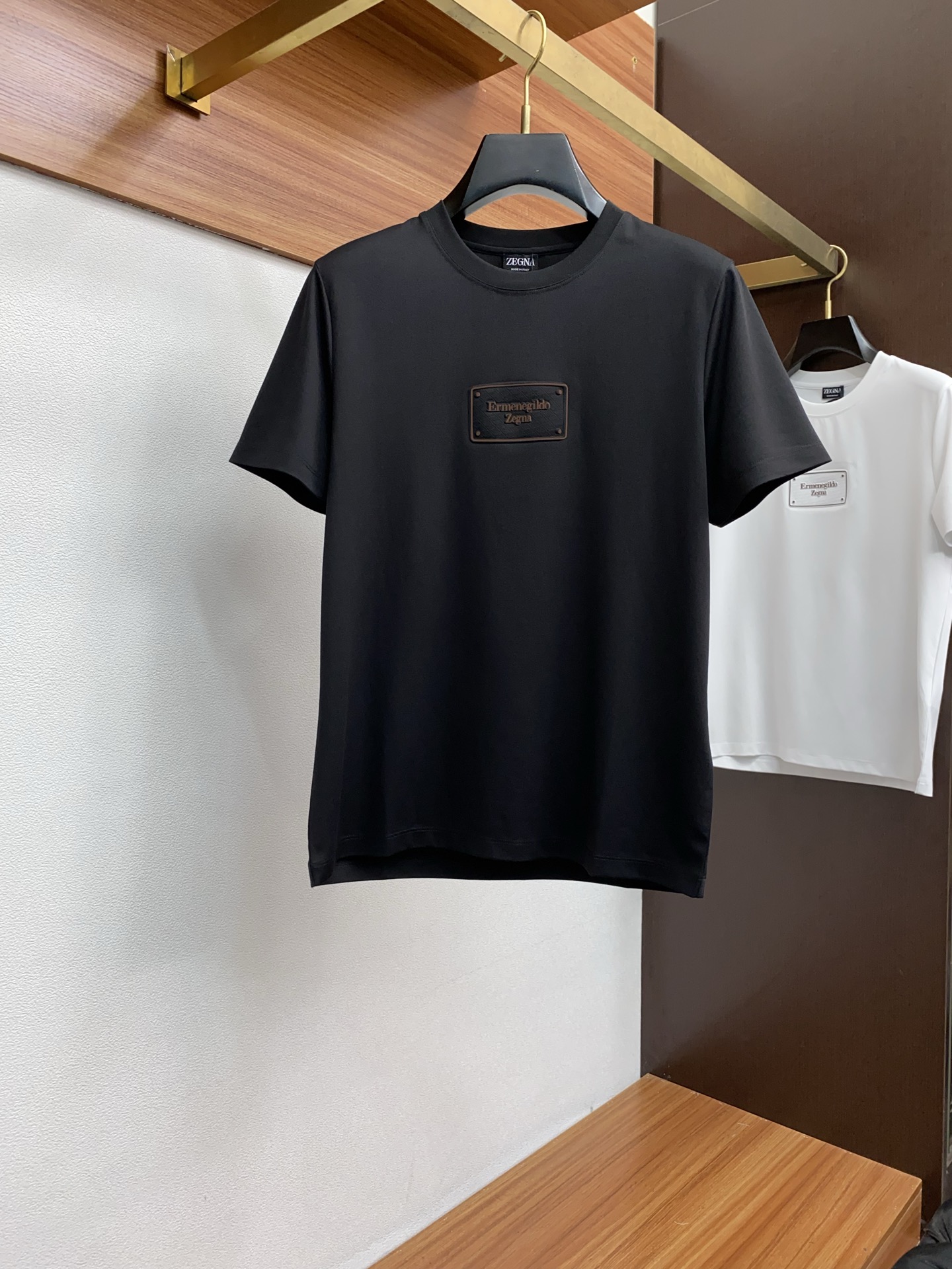 NO:450399,Jenia's new spring and summer new styles in the first counter are the latest round neck short sleeves, high-end customization, avant-garde and fashionable design!  Brand logo heavy craft design, high-end customized 100 double-sided mercerated cotton fabric, soft feel, comfortable to wear, exquisite counter-level car line, fine workmanship, invincible and handsome upper body effect!  A must-have item for handsome men!  Code number M-3xL, zegna, T-shirt, alexander wang19860909杰尼亚 2025春夏新款首发专柜最新款圆领短袖 高端订制 设计前卫时尚！品牌logo重工艺设计 高端定制100支双面丝光棉面料.手感柔软.穿着舒适.专柜级别精致车线.做工精细.上身效果无敌帅气！型男必备单品！码数M-3xL,,zegna,T-shirt,alexander wang,Men's clothing