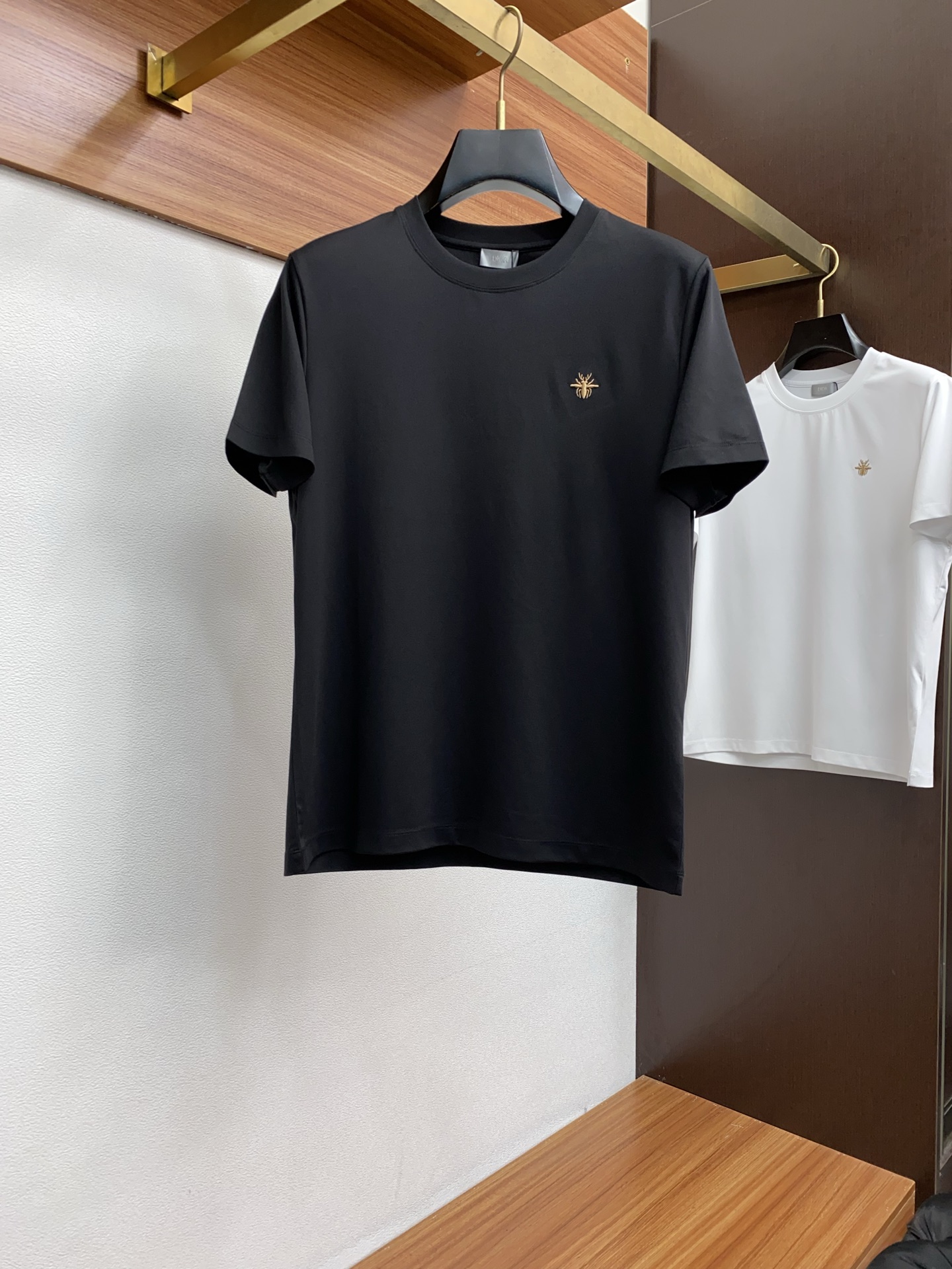 NO:450353,Dior 2025 spring and summer new model first launch counter latest round neck short sleeves, high-end customization, avant-garde and fashionable design!  Brand logo heavy craft design, high-end customized 100 double-sided mercerated cotton fabric, soft feel, comfortable to wear, exquisite counter-level car line, fine workmanship, invincible and handsome upper body effect!  A must-have item for handsome men!  Code number M-3xL, dior, T-shirt, alexander wang19860909迪奥 2025春夏新款首发专柜最新款圆领短袖 高端订制 设计前卫时尚！品牌logo重工艺设计 高端定制100支双面丝光棉面料.手感柔软.穿着舒适.专柜级别精致车线.做工精细.上身效果无敌帅气！型男必备单品！码数M-3xL,,dior,T-shirt,alexander wang,Men's clothing