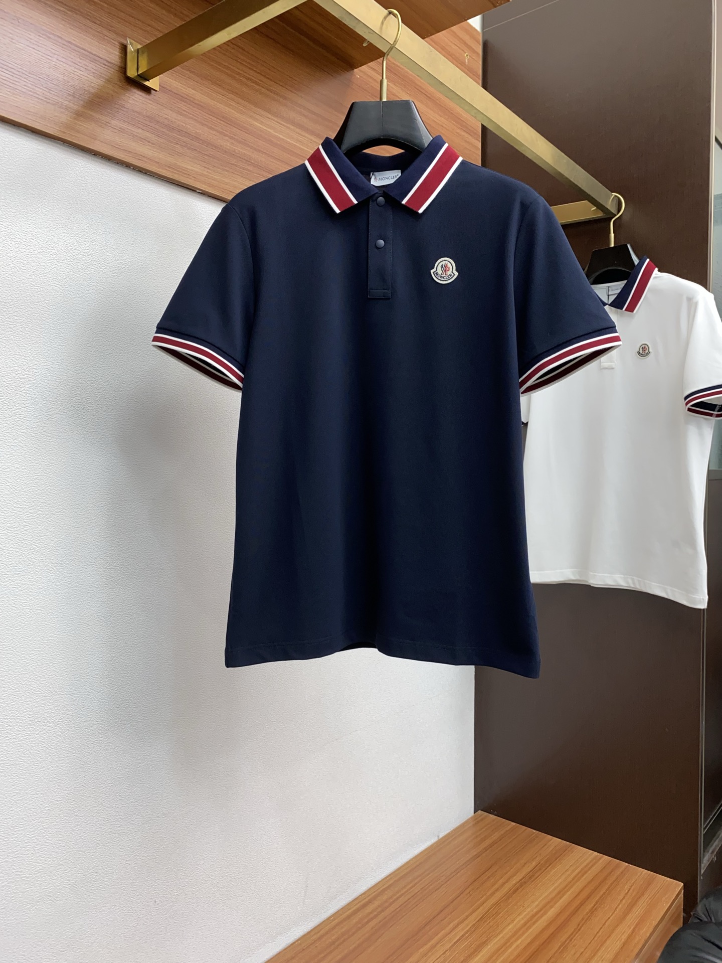 NO:474037,The new 2025 new men's bead floor lapel short-sleeved POLO shirt, classic business men's shirt collar, Polo shirt, cotton bead floor fabric is presented. The light and soft fabric is dyed with ready-to-wear to create an elegant texture. Hexagon bead floor fabric Polo original customization imported yarn color dye Customized ribbed neckline with same cylinder color dye maintains the uniform and stable color of the tone. The classic makes the clothes softer with the inherent sporty atmosphere. The versatile style makes it very suitable for single wear, and all auxiliary materials are all customer-supplied. The thickness is the same as that of conventional bead floor, cool and breathable, skin-friendly and delicate, not sweaty, super comfortable. The solid color design model is atmospheric and fashionable overall, and can be casual and business-friendly!  Code number M-3xL, Moncler, Shirts, T-shirt, alexander wang19860909蒙口 2025新款男士珠地棉翻领短袖POLO衫 经典商务男装衬衫领 Polo 衫 棉质珠地面料呈现.轻盈柔软的面料经过成衣染色,营造出优雅纹理,六角珠地棉面料 Polo 原版定制 进口纱线色染 定制罗纹领口同缸色染 保持了色调的统一稳点 经典让衣服与生俱有的运动气息得以柔和.百搭风范令其非常适合单穿,所有辅料全部客供.客供纱制作,厚度和常规珠地一样,凉爽透气,亲肤细腻不闷汗,超级舒服.纯色设计款,整体就是大气时尚,休闲商务都即可！ 码数M-3xL,,Moncler,shirts,T-shirt,alexander wang,Men's clothing