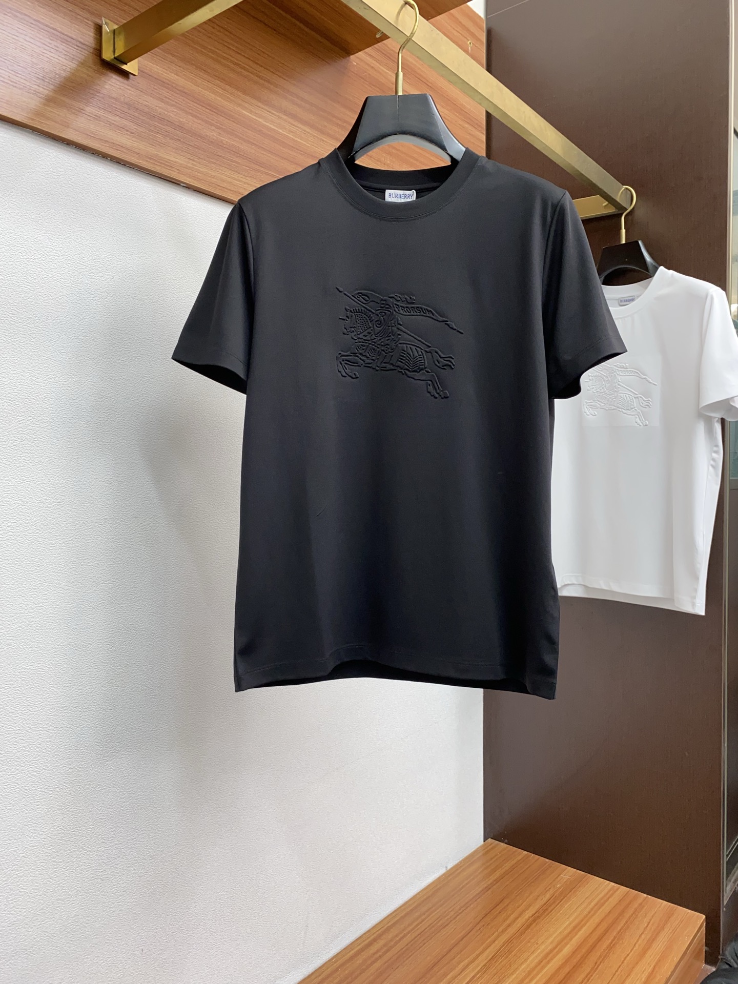 NO:450404,Burberry's new spring and summer new model in the first counter with the latest round neck short sleeves, high-end customization, avant-garde and fashionable design!  Brand logo heavy craft design, high-end customized 100 double-sided mercerated cotton fabric, soft feel, comfortable to wear, exquisite counter-level car line, fine workmanship, invincible and handsome upper body effect!  A must-have item for handsome men!  Code number M-3xL, burberry, T-shirt, alexander wang19860909巴宝莉 2025春夏新款首发专柜最新款圆领短袖 高端订制 设计前卫时尚！品牌logo重工艺设计 高端定制100支双面丝光棉面料.手感柔软.穿着舒适.专柜级别精致车线.做工精细.上身效果无敌帅气！型男必备单品！码数M-3xL,,burberry,T-shirt,alexander wang,Men's clothing