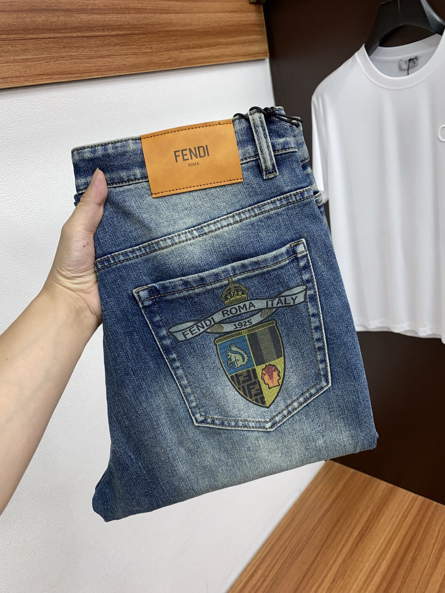 NO:438917,Fendi 2025ss Spring and Summer New Slim Small Straight Jeans Perfect Washing Process Customized Top Hardware Logo Exclusive Customized Micro-Elastic Fabric Number of 30-38 (Not 35, 37), Fendi, Jeans, Alexander Wang19860909芬迪 2025ss春夏新款修身小直筒牛仔裤 完美洗水工艺 定制顶级五金logo 独家定制微弹面料 码数30-38（没35、37),,fendi,jeans,alexander wang,Men's clothing