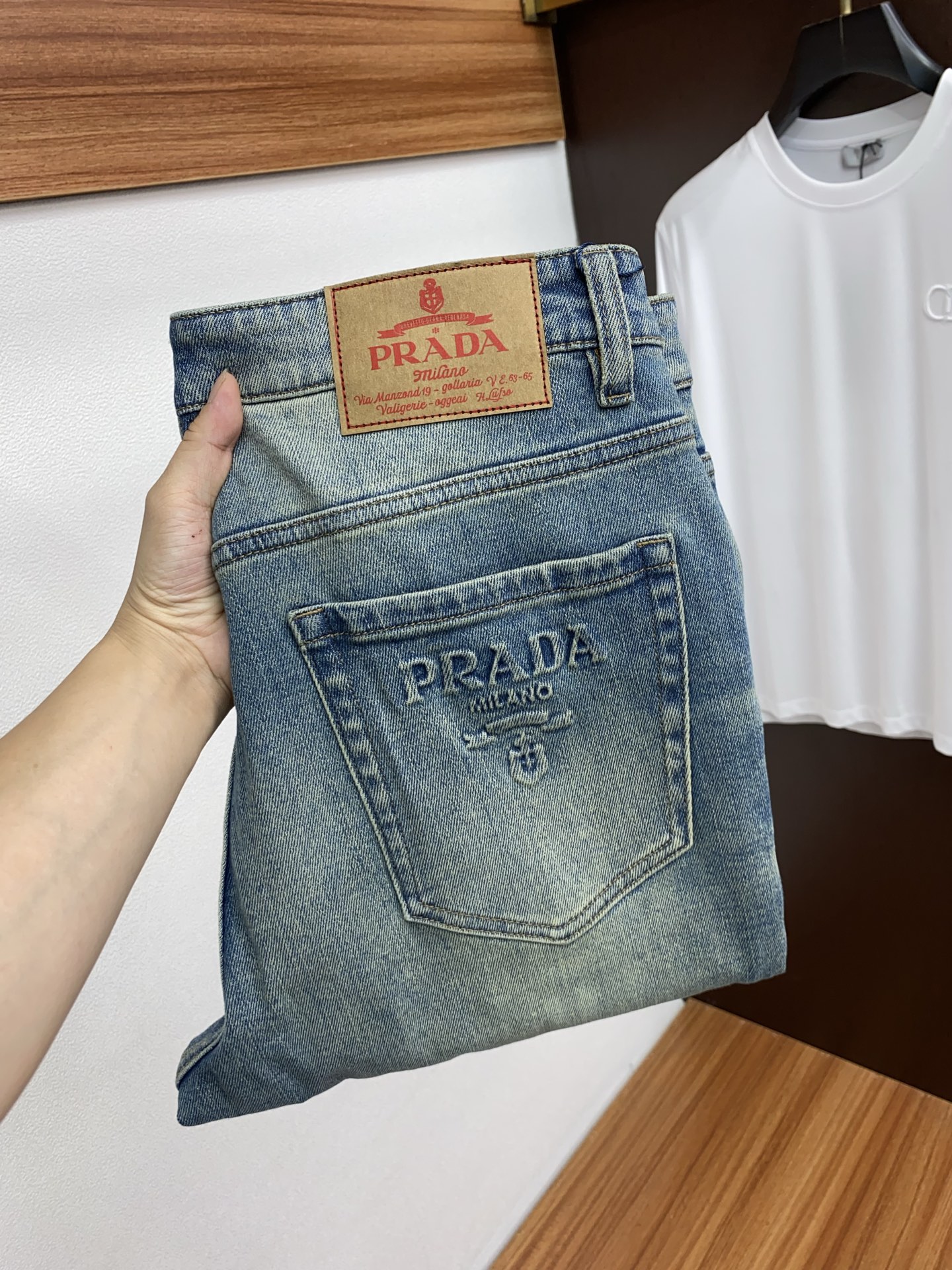 NO:438910,Prada 2025ss Spring and Summer New Slim Small Straight Jeans Perfect Washing Process Customized Top Hardware Logo Exclusive Customized Micro-Elastic Fabric Number of 30-38 (Not 35, 37), Prada, Jeans, Alexander Wang19860909普拉达 2025ss春夏新款修身小直筒牛仔裤 完美洗水工艺 定制顶级五金logo 独家定制微弹面料 码数30-38（没35、37),,prada,jeans,alexander wang,Men's clothing