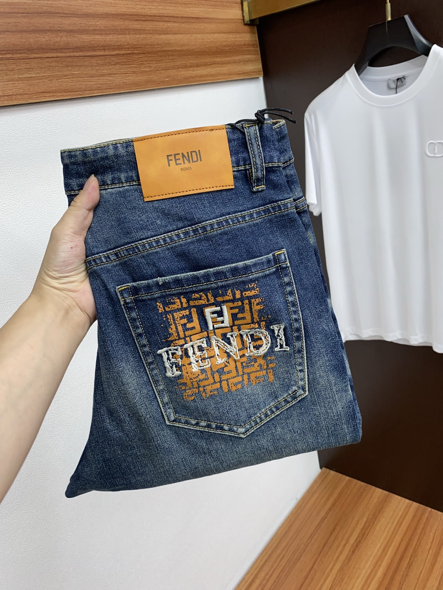 NO:432108,Fendi 2025ss Spring and Summer New Slim Small Straight Jeans Perfect Washing Process Customized Top Hardware Logo Exclusive Customized Micro-Elastic Fabric Number of 30-38 (Not 35, 37), Fendi, Jeans, Alexander Wang19860909芬迪 2025ss春夏新款修身小直筒牛仔裤 完美洗水工艺 定制顶级五金logo 独家定制微弹面料 码数30-38（没35、37),,fendi,jeans,alexander wang,Men's clothing