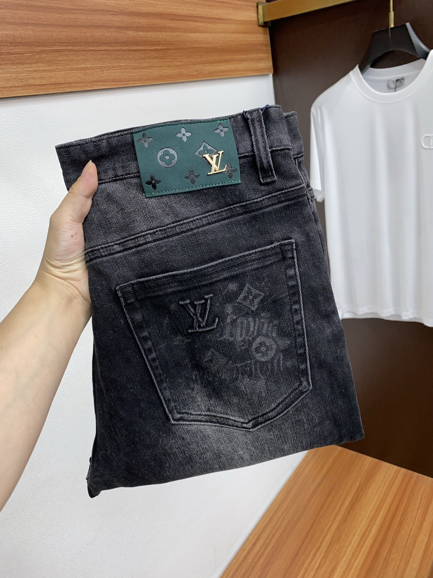 NO:432057,1v Louis Vuitton 2025ss Spring and Summer New Slim Small Straight Jeans Perfect Washing Process Customized Top Hardware Logo Exclusive Customized Micro-Elastic Fabric Number of 30-38 (Not 35, 37),,louis vuitton,jeans,alexander wang198609091v 路易威登 2025ss春夏新款修身小直筒牛仔裤 完美洗水工艺 定制顶级五金logo 独家定制微弹面料 码数30-38（没35、37),,louis vuitton,jeans,alexander wang,Men's clothing