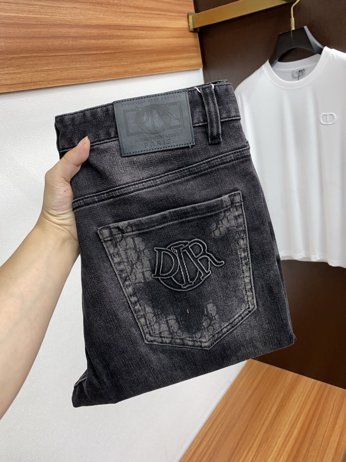 NO:432063,Dior 2025ss Spring and Summer New Slim Small Straight Jeans Perfect Washing Process Customized Top Hardware Logo Exclusive Customized Micro-Elastic Fabric Number of 30-38 (Not 35, 37), Dior, Jeans, Alexander Wang19860909迪奥 2025ss春夏新款修身小直筒牛仔裤 完美洗水工艺 定制顶级五金logo 独家定制微弹面料 码数30-38（没35、37),,dior,jeans,alexander wang,Men's clothing