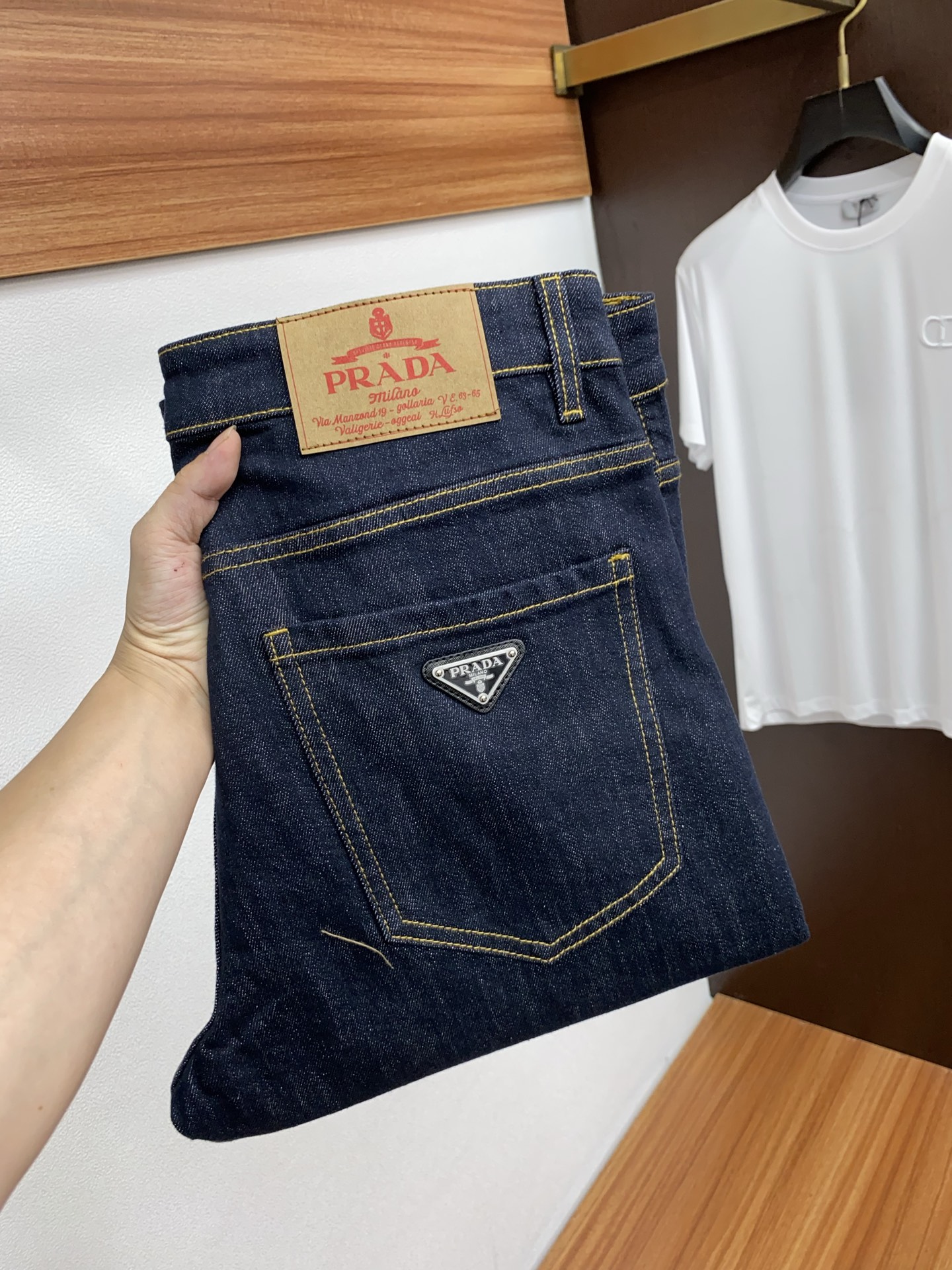 NO:438881,Prada 2025ss Spring and Summer New Slim Small Straight Jeans Perfect Washing Process Customized Top Hardware Logo Exclusive Customized Micro-Elastic Fabric Number of 30-38 (Not 35, 37), Prada, Jeans, Alexander Wang19860909普拉达 2025ss春夏新款修身小直筒牛仔裤 完美洗水工艺 定制顶级五金logo 独家定制微弹面料 码数30-38（没35、37),,prada,jeans,alexander wang,Men's clothing
