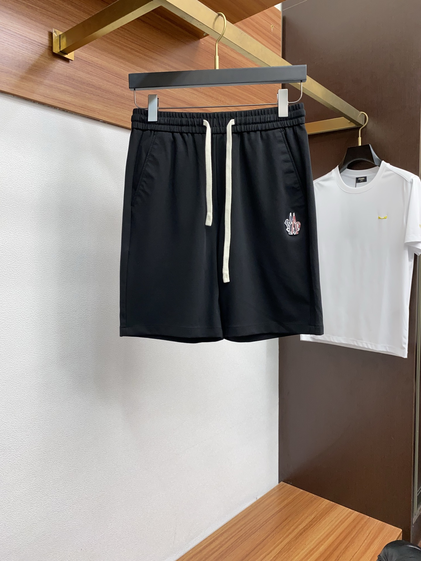 NO:426350,The new spring and summer 2025 model, the latest outdoor casual shorts. The original pants are casual and versatile, casual and lazy, high-end custom imported knitted pure cotton fabric with three-dimensional and stylish customization, and the customization process is full of comfort. High-end and atmospheric, does the summer taste have? First choice.30-38,,Moncler, shorts,alexander wang19860909蒙口 2025春夏季新款,户外最新休闲短裤.原版裤型上身休闲百搭、随性慵懒范,高级定制进口定织针织纯棉面料立体有型 订制工艺 舒适感爆棚.高端大气,夏天的味道有没有,首选 .30-38,,Moncler,shorts,alexander wang,Men's clothing