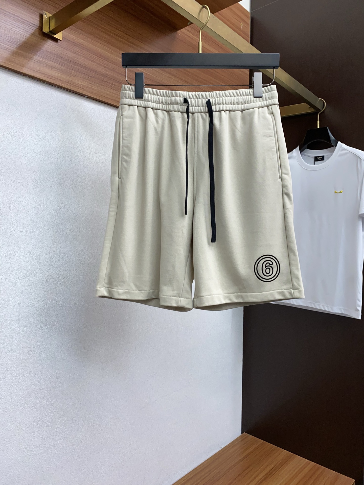 NO:426346,Magila 2025 spring and summer new style, the latest outdoor casual shorts. The original pants are casual and versatile, casual and lazy, high-end custom imported custom knitted pure cotton fabric with three-dimensional and stylish customization, and the customization process is full of comfort. High-end and atmospheric, does the summer taste have? First choice.30-38,,masion margiela, shorts,alexander wang19860909马吉拉 2025春夏季新款,户外最新休闲短裤.原版裤型上身休闲百搭、随性慵懒范,高级定制进口定织针织纯棉面料立体有型 订制工艺 舒适感爆棚.高端大气,夏天的味道有没有,首选 .30-38,,masion margiela,shorts,alexander wang,Men's clothing