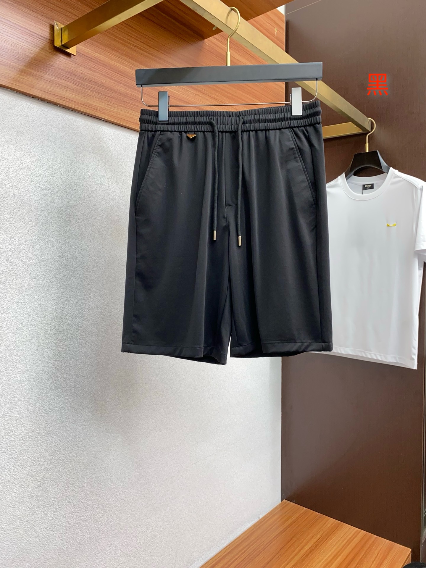 NO:426376,Prada 2025 spring and summer new style, the latest outdoor casual shorts. The original pants are casual and versatile, casual and lazy, high-end custom imported custom knitted pure cotton fabric with three-dimensional and stylish customization, and the customization process is full of comfort. High-end and atmospheric, does the taste of summer have? First choice. 30-38.,,prada, shorts,alexander wang19860909普拉达 2025春夏季新款,户外最新休闲短裤.原版裤型上身休闲百搭、随性慵懒范,高级定制进口定织针织纯棉面料立体有型 订制工艺 舒适感爆棚.高端大气,夏天的味道有没有,首选 .30-38.,,prada,shorts,alexander wang,Men's clothing
