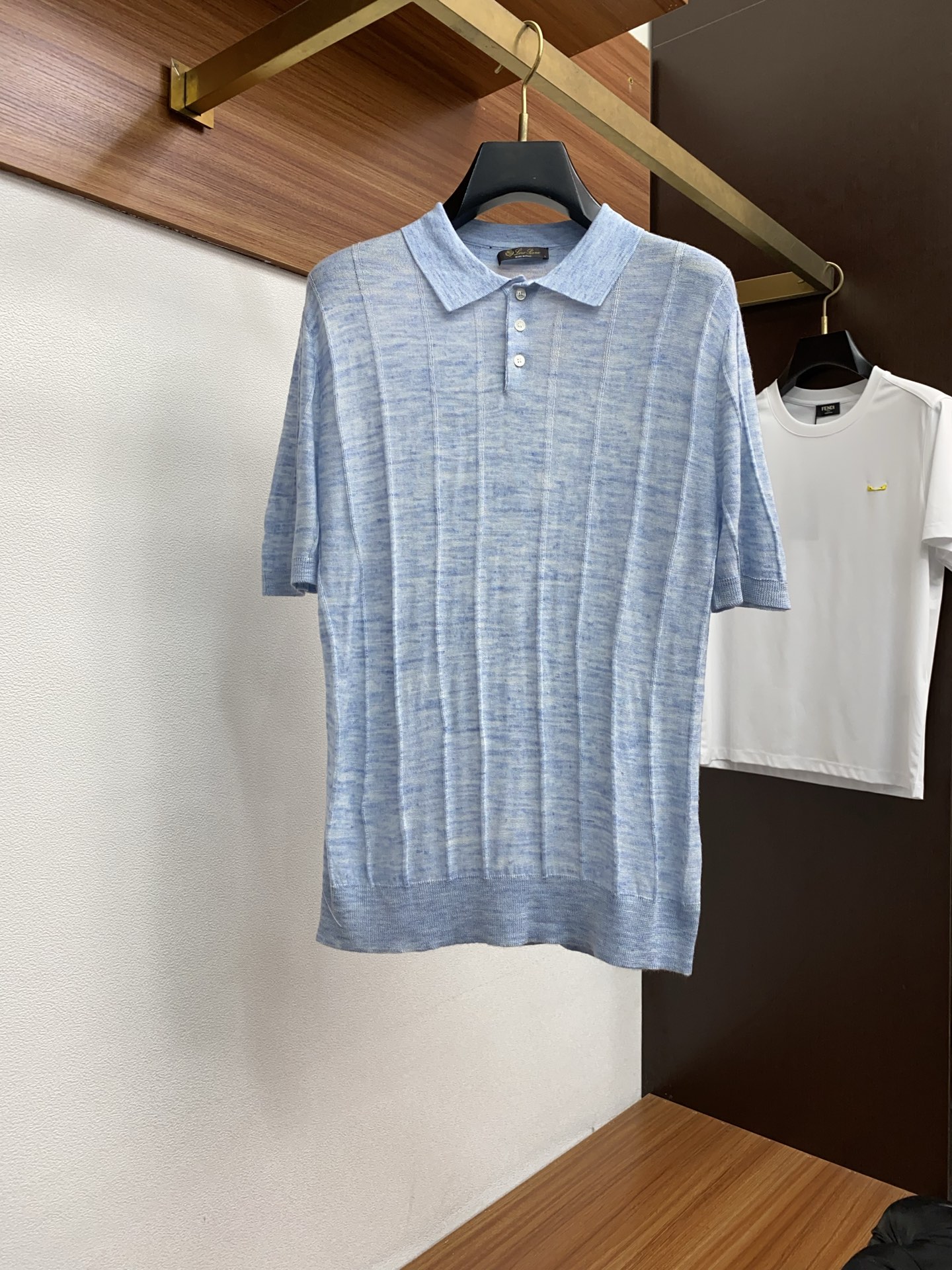 NO:432030,LP Old money!  Men's 10,000-grade textured POLO shirts are selected for high-quality 53 linen 47 mulberry silk worsted yarn three-dimensional textured lapel short-sleeved POLO shirts. In the fashion field, the true classics never fade due to the change of trends, but instead show their unique charm more and more as time settles. This men's 10,000-grade short-sleeved POLO shirts are a perfect interpretation of this concept.  Select high-quality fine spinning yarn 53 linen 47 Mulberry silk exquisitely blends. The soft and delicate mulberry silk is like being gently wrapped in the warm spring sun, giving the skin the ultimate care; mulberry silk gives the clothes a unique luster and smooth texture, and with every movement of the body, it naturally drips and shows elegance. The interweaving worsted yarn not only brings an unparalleled wearing experience, but also adds a casualness and agility to the whole POLO shirt, while breathable, showing a unique fashion attitude. Contrasting threaded lapels cleverly use color collisions to break the monotony, becoming the visual focus, and highlighting the wearer's courage and personality. Color blue Pink Number M-4XL (48-58), loro piano, T-shirt, alexander wang19860909LP 老钱！男士万元级质感POLO衫 特定甄选优质53亚麻47桑蚕丝精纺纱线立体纹理翻领短袖POLO衫,在时尚的领域中,真正的经典从不因潮流更迭而褪色,反而在岁月沉淀中愈发彰显其独特魅力.这件男士万元级系列短袖POLO衫,便是对这一理念的完美诠释. 甄选优质精纺纱线53亚麻47桑蚕丝精妙融合.桑蚕丝的柔软细腻,轻触肌肤的瞬间,宛如被春日暖阳温柔包裹,给予肌肤极致呵护；桑蚕丝则赋予衣物独特光泽与爽滑质感,随着身体的每一个动作,自然垂坠,尽显优雅.两者交织的精纺纱线,不仅带来无与伦比的穿着体验,为整件POLO衫增添了一份随性与灵动,在透气的同时,展现出独特的时尚态度.撞色螺纹翻领,巧妙运用色彩碰撞,打破单调,成为视觉焦点,彰显穿着者的果敢与个性. 颜色蓝色 粉色 码数M-4XL（48-58）,,loro piana,T-shirt,alexander wang,Men's clothing