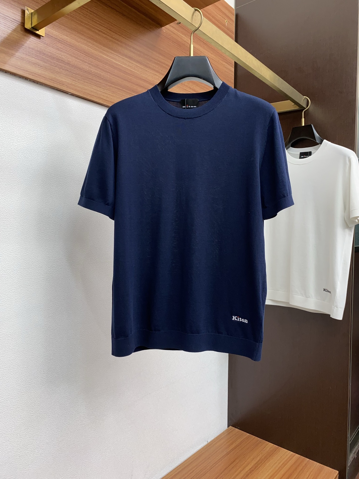  kiton 2025新款男士圆领针织衫短袖
进口针织面料呈现。轻盈柔软的面料经过成衣染色，营造出优雅纹