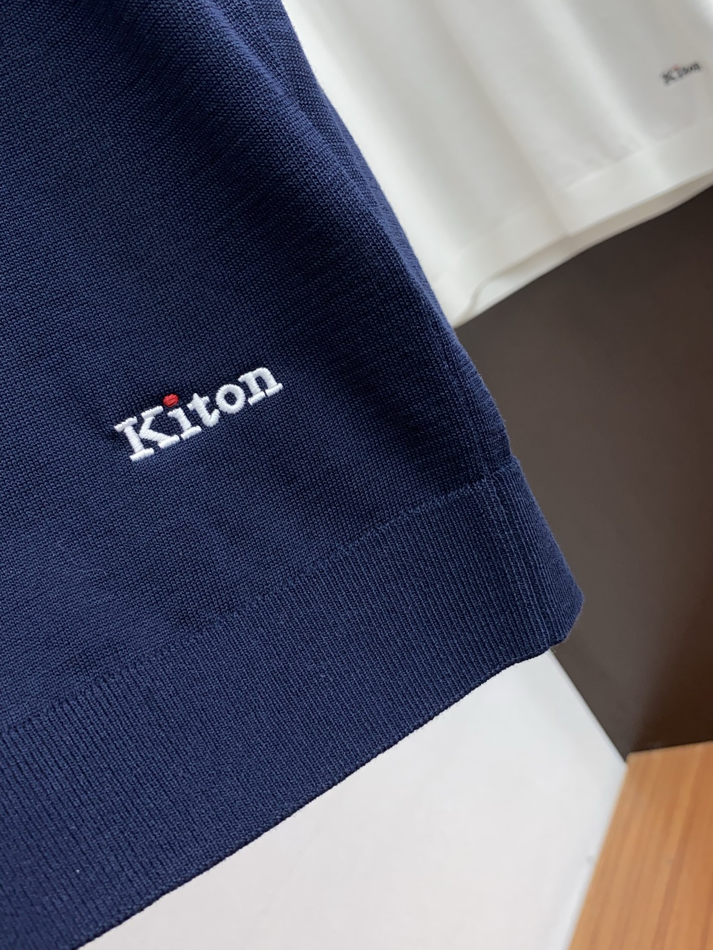  kiton 2025新款男士圆领针织衫短袖
进口针织面料呈现。轻盈柔软的面料经过成衣染色，营造出优雅纹