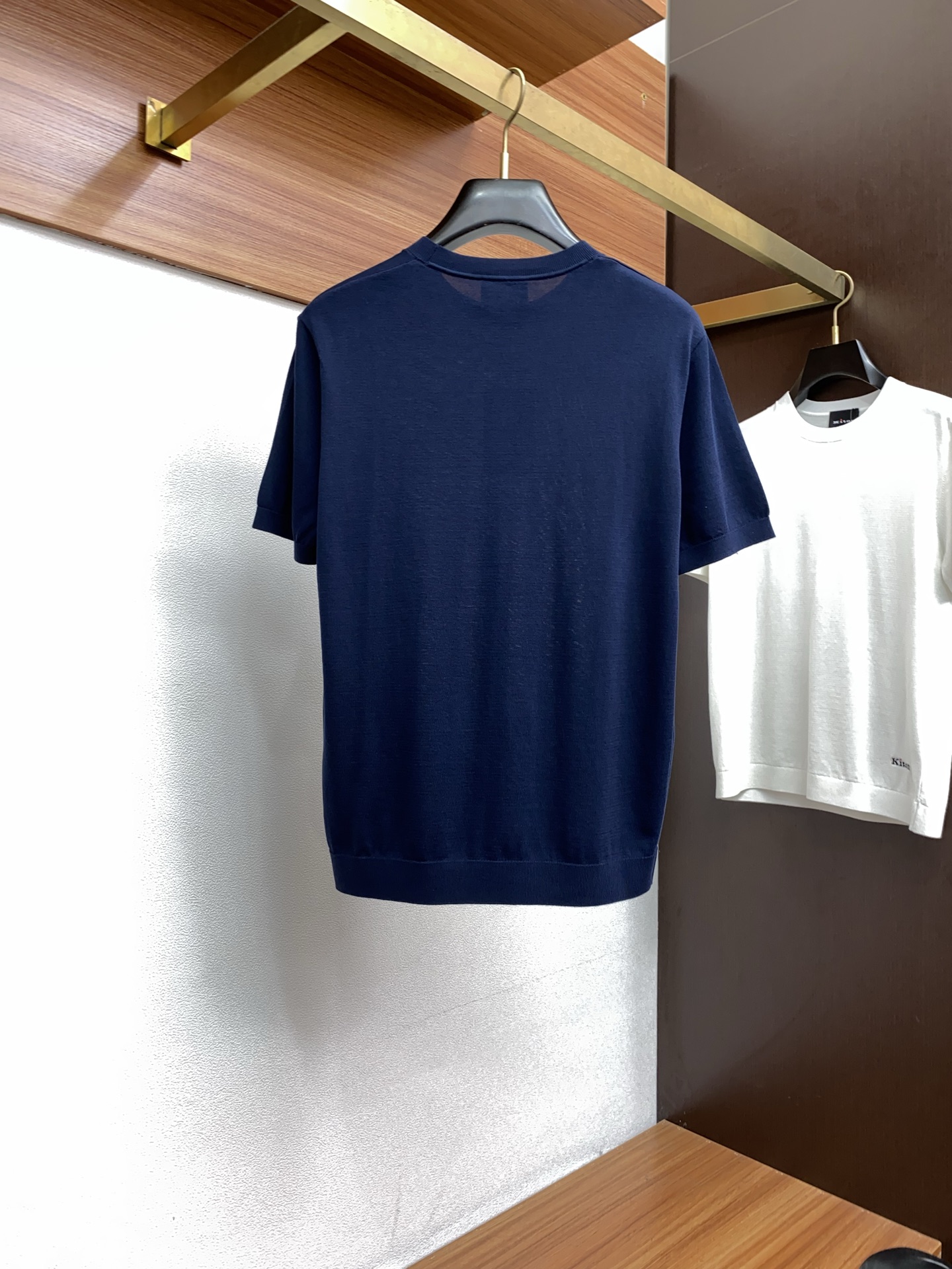  kiton 2025新款男士圆领针织衫短袖
进口针织面料呈现。轻盈柔软的面料经过成衣染色，营造出优雅纹