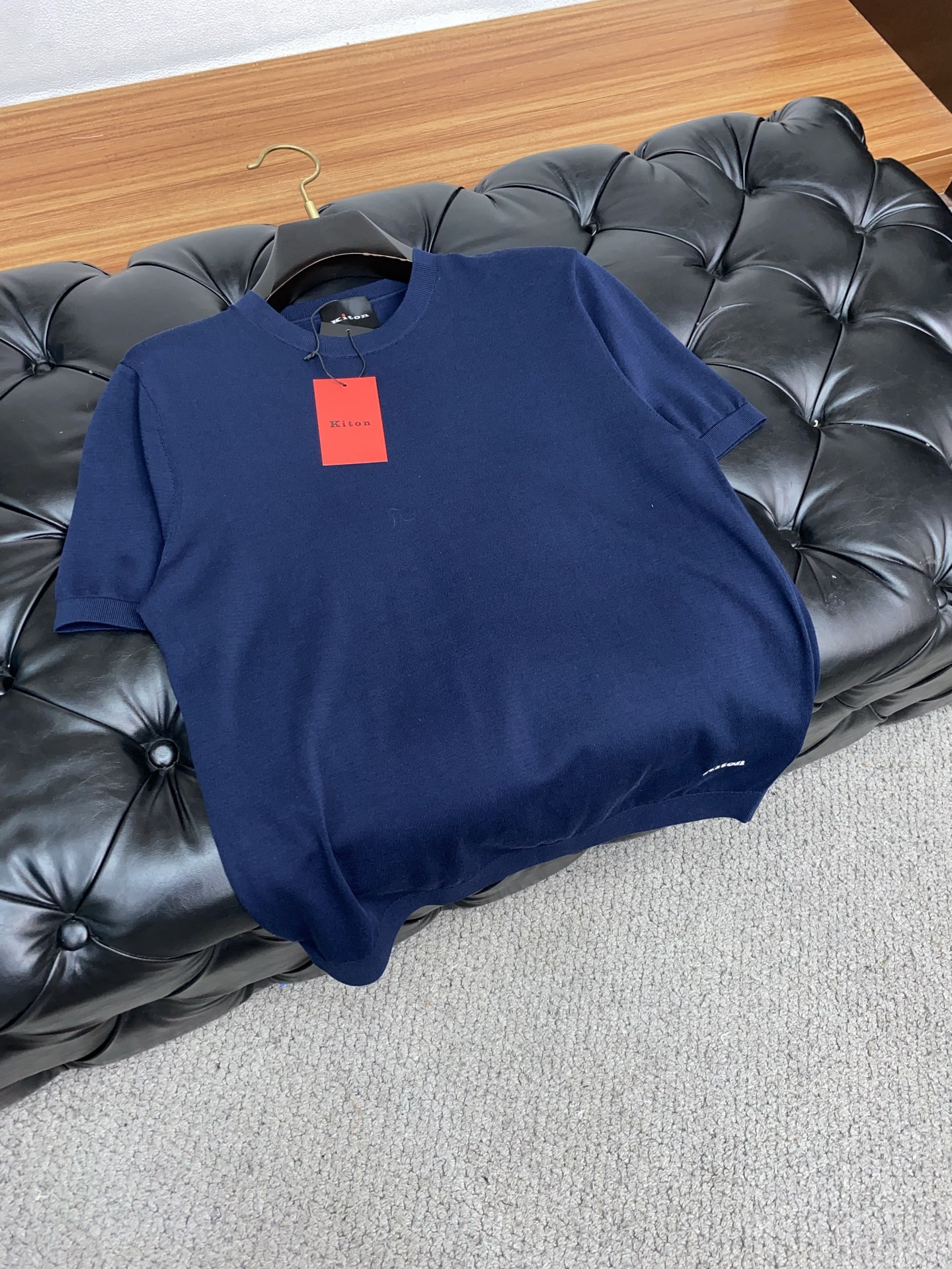  kiton 2025新款男士圆领针织衫短袖
进口针织面料呈现。轻盈柔软的面料经过成衣染色，营造出优雅纹
