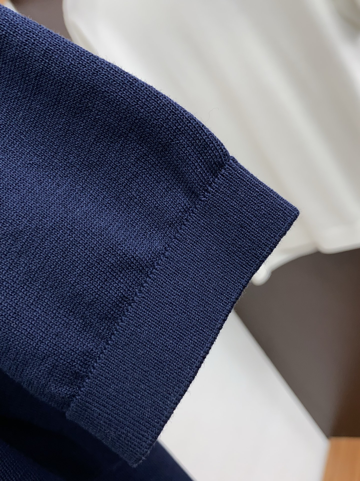  kiton 2025新款男士圆领针织衫短袖
进口针织面料呈现。轻盈柔软的面料经过成衣染色，营造出优雅纹
