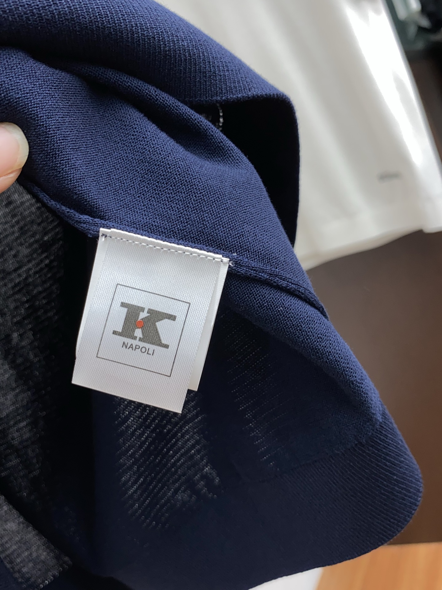  kiton 2025新款男士圆领针织衫短袖
进口针织面料呈现。轻盈柔软的面料经过成衣染色，营造出优雅纹