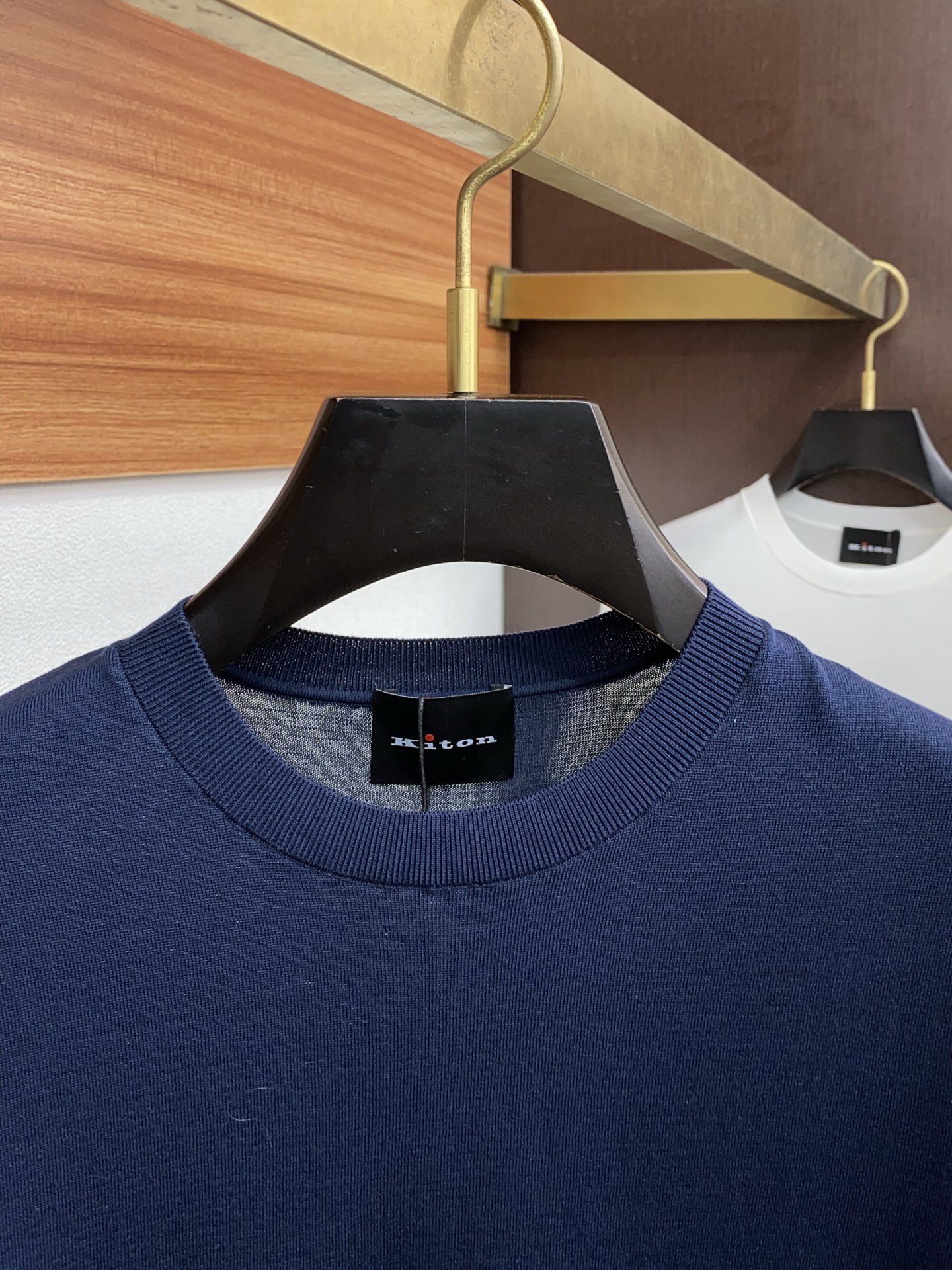  kiton 2025新款男士圆领针织衫短袖
进口针织面料呈现。轻盈柔软的面料经过成衣染色，营造出优雅纹