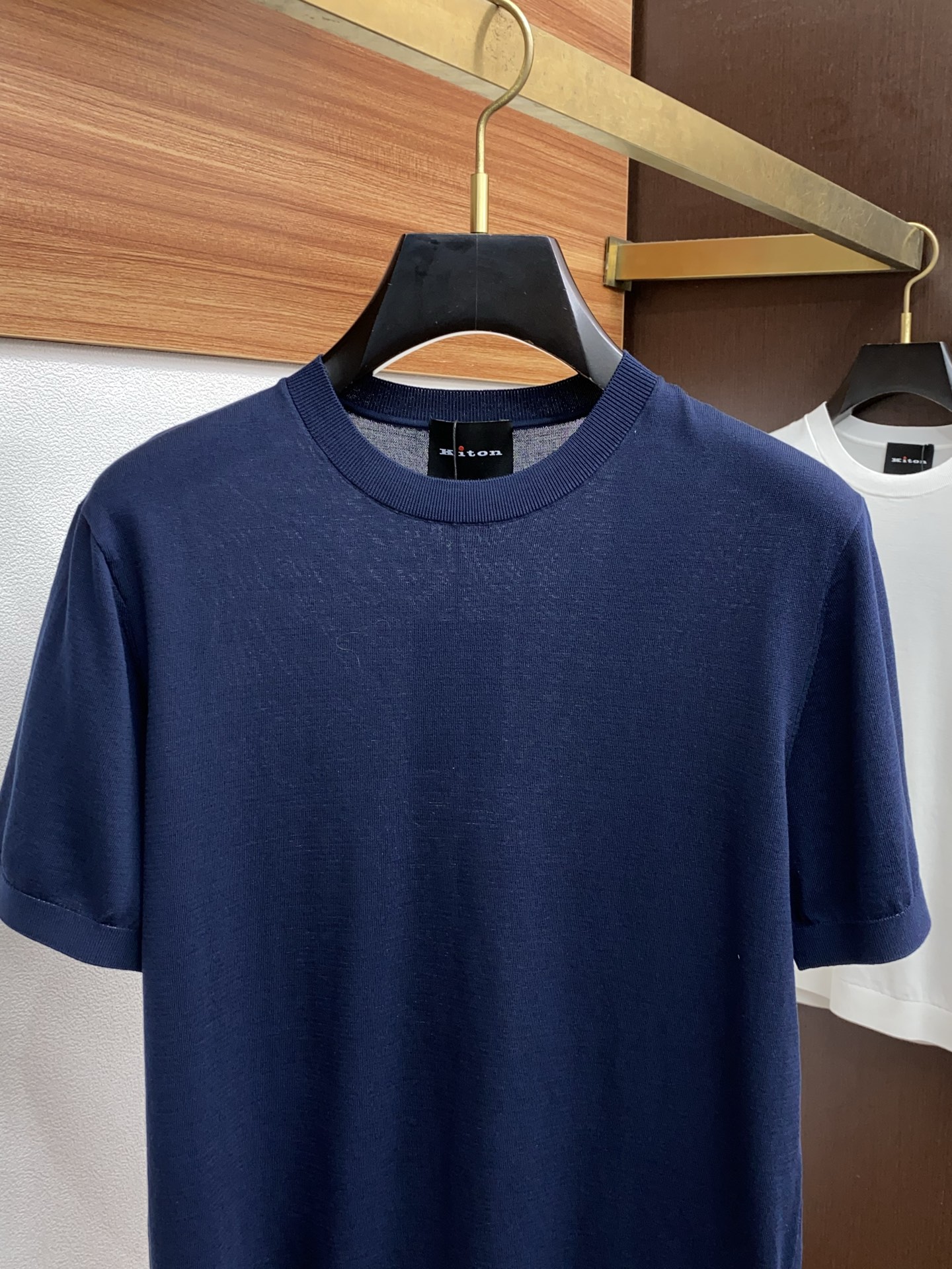  kiton 2025新款男士圆领针织衫短袖
进口针织面料呈现。轻盈柔软的面料经过成衣染色，营造出优雅纹