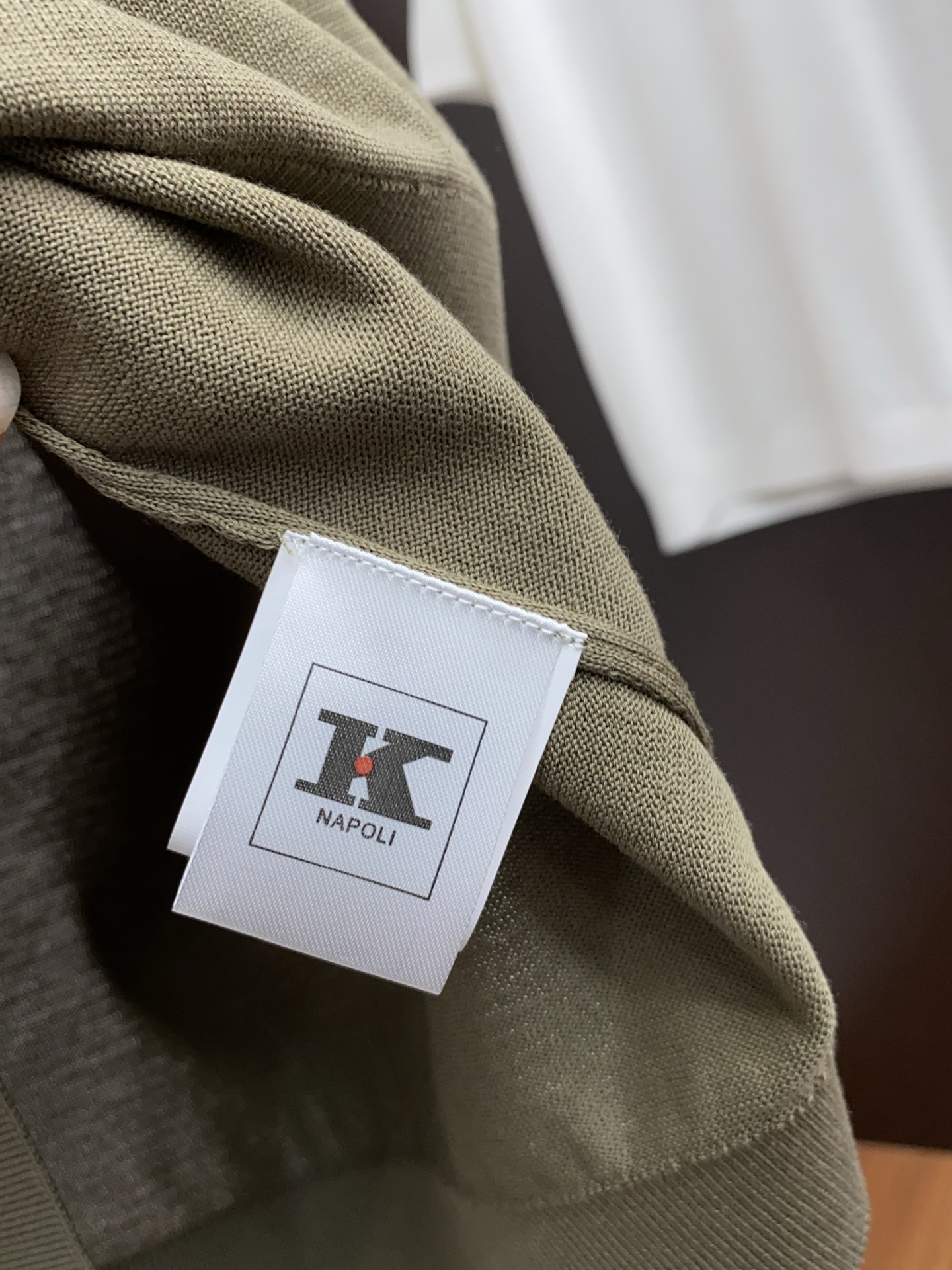  kiton 2025新款男士圆领针织衫短袖
进口针织面料呈现。轻盈柔软的面料经过成衣染色，营造出优雅纹