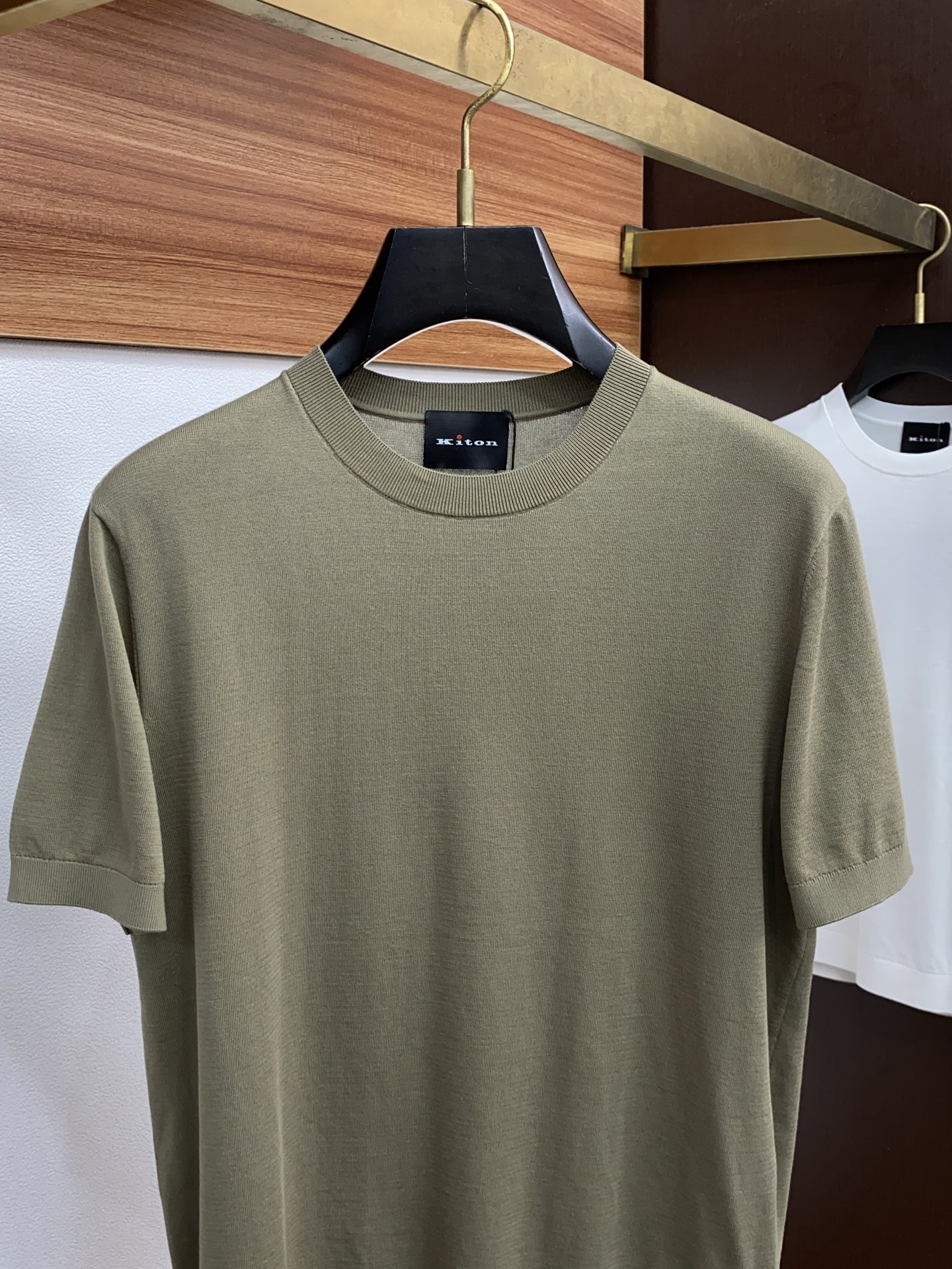  kiton 2025新款男士圆领针织衫短袖
进口针织面料呈现。轻盈柔软的面料经过成衣染色，营造出优雅纹