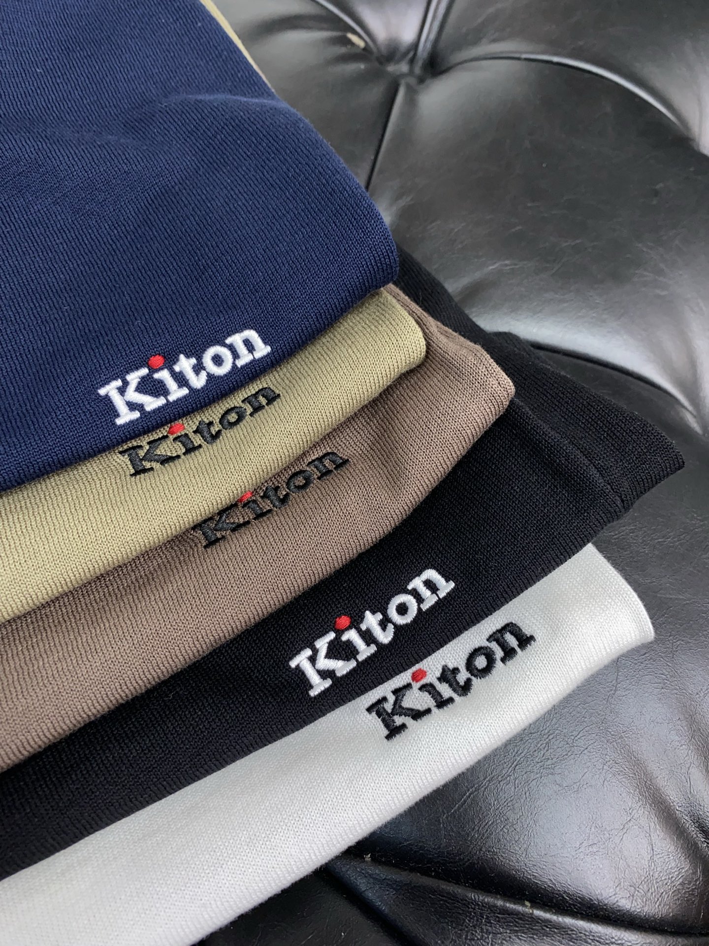  kiton 2025新款男士圆领针织衫短袖
进口针织面料呈现。轻盈柔软的面料经过成衣染色，营造出优雅纹