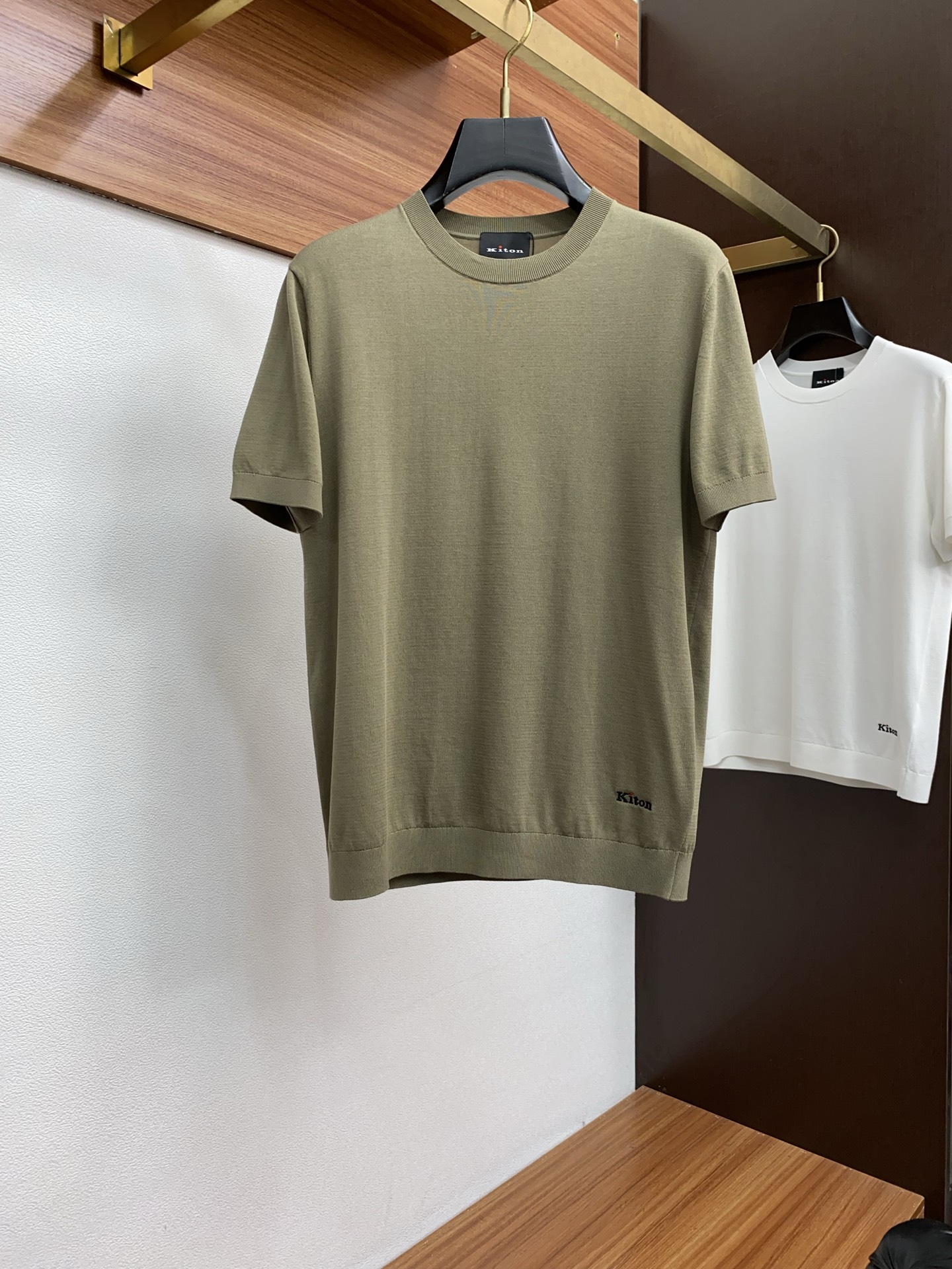  kiton 2025新款男士圆领针织衫短袖
进口针织面料呈现。轻盈柔软的面料经过成衣染色，营造出优雅纹
