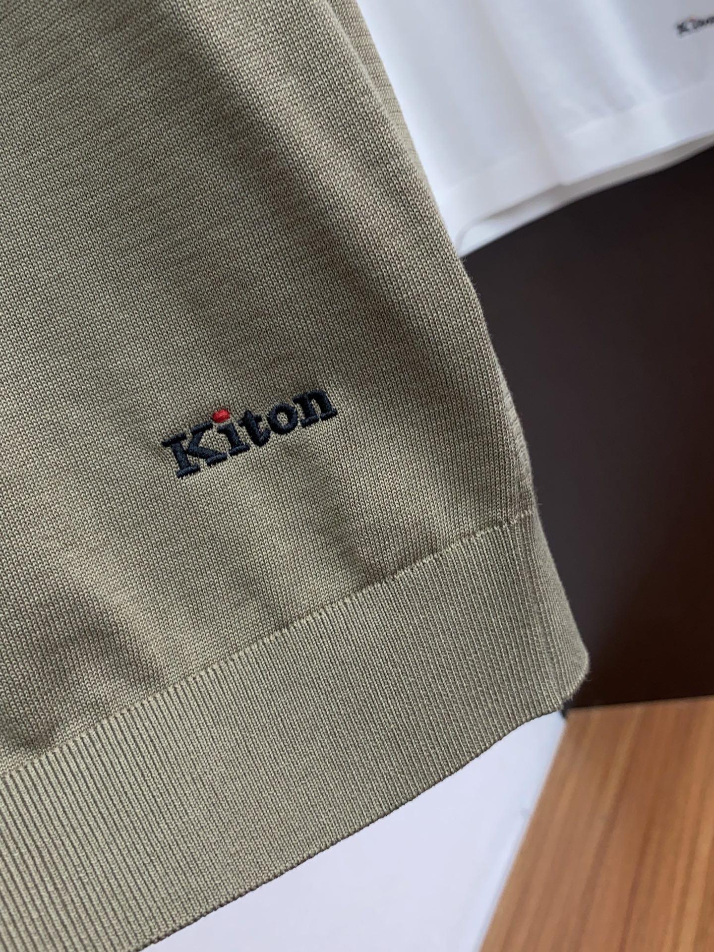  kiton 2025新款男士圆领针织衫短袖
进口针织面料呈现。轻盈柔软的面料经过成衣染色，营造出优雅纹