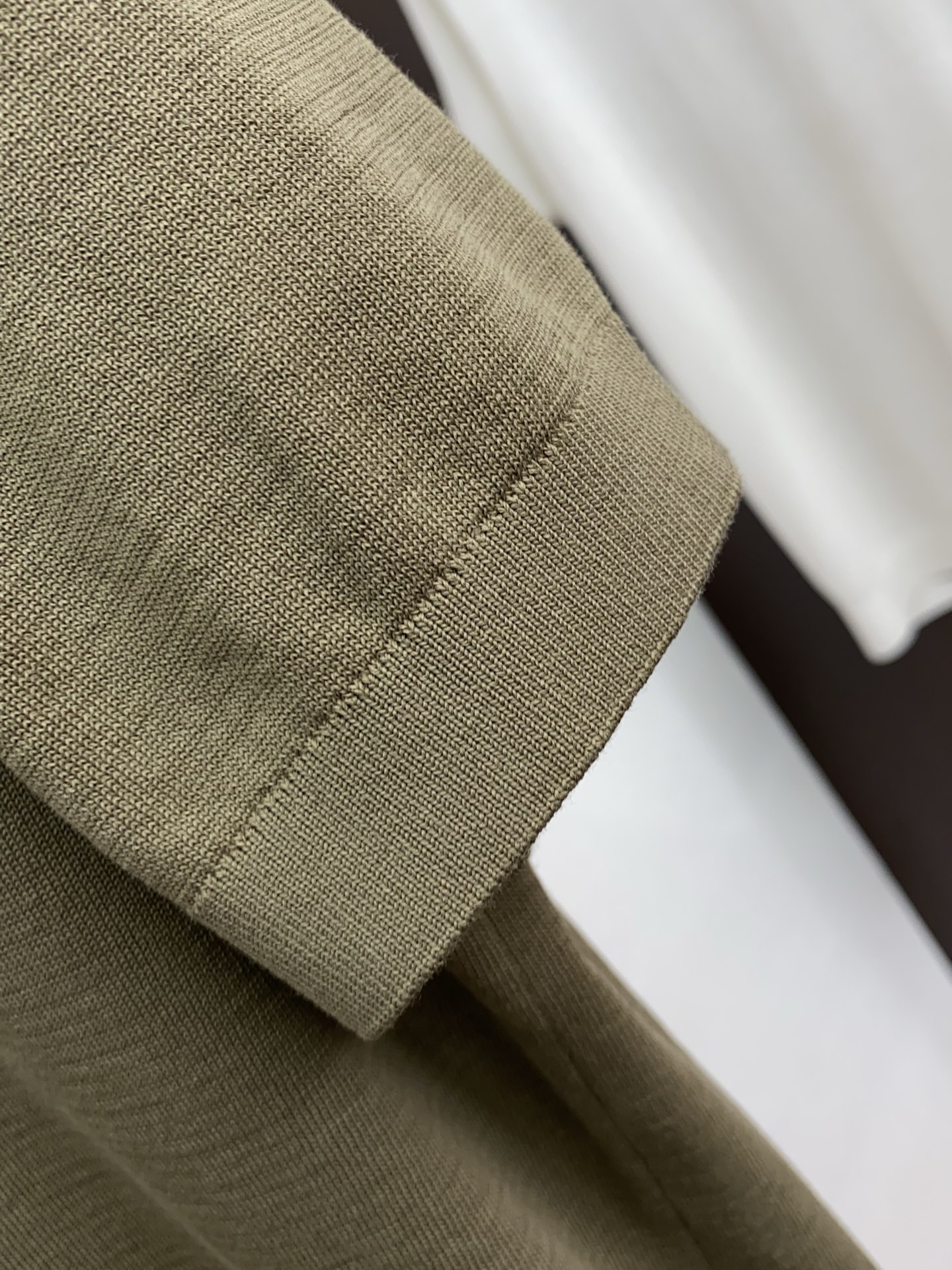  kiton 2025新款男士圆领针织衫短袖
进口针织面料呈现。轻盈柔软的面料经过成衣染色，营造出优雅纹