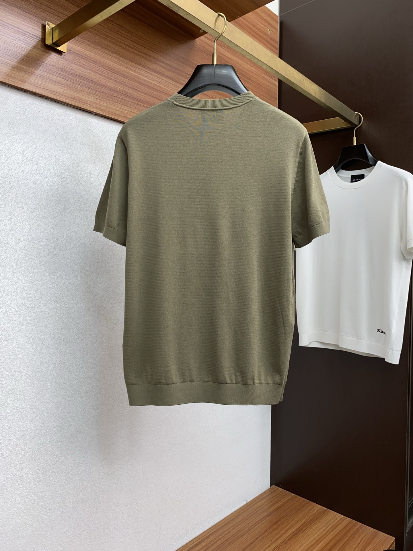  kiton 2025新款男士圆领针织衫短袖
进口针织面料呈现。轻盈柔软的面料经过成衣染色，营造出优雅纹