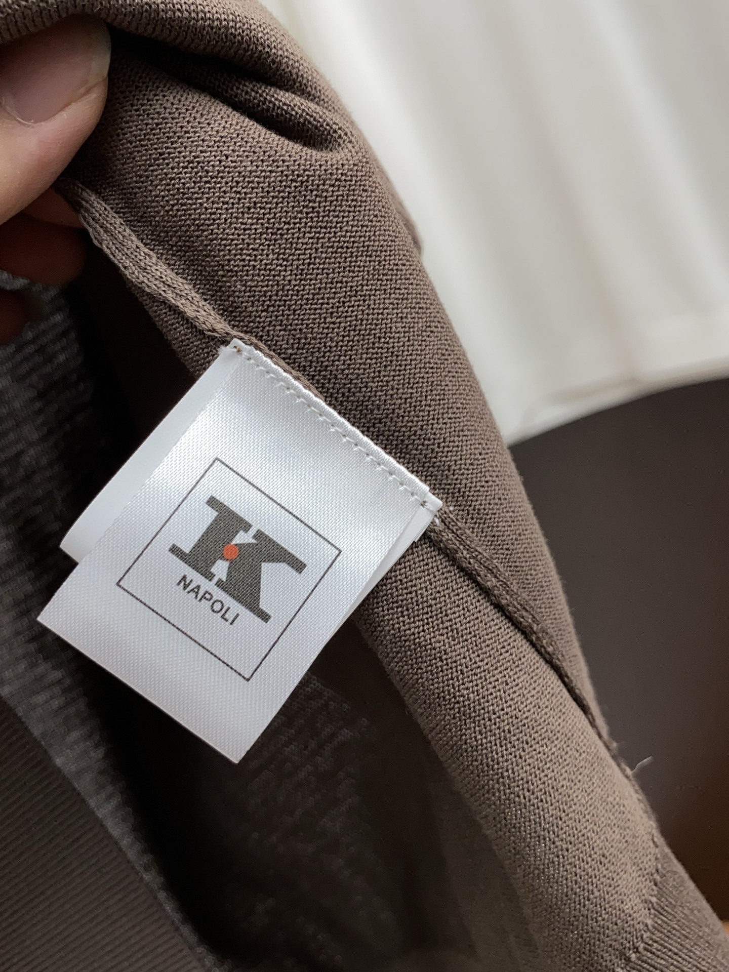 kiton 2025新款男士圆领针织衫短袖
进口针织面料呈现。轻盈柔软的面料经过成衣染色，营造出优雅纹