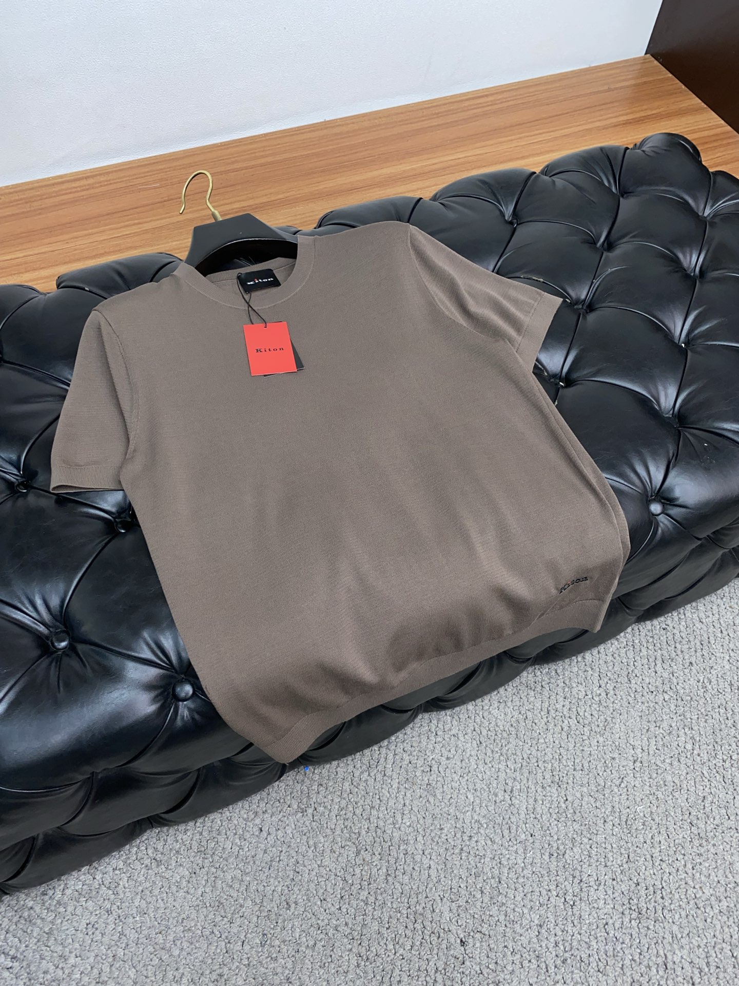  kiton 2025新款男士圆领针织衫短袖
进口针织面料呈现。轻盈柔软的面料经过成衣染色，营造出优雅纹
