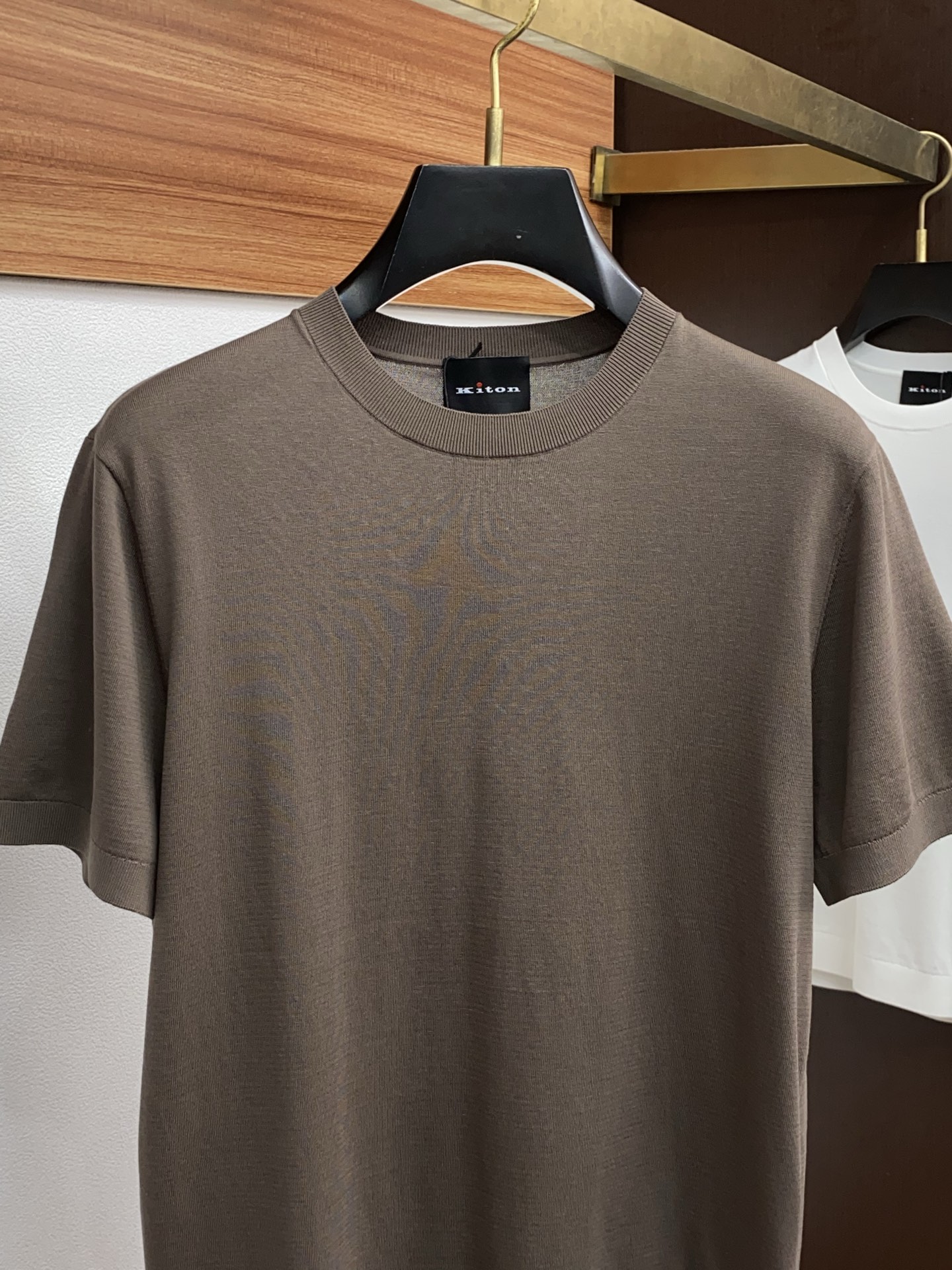  kiton 2025新款男士圆领针织衫短袖
进口针织面料呈现。轻盈柔软的面料经过成衣染色，营造出优雅纹