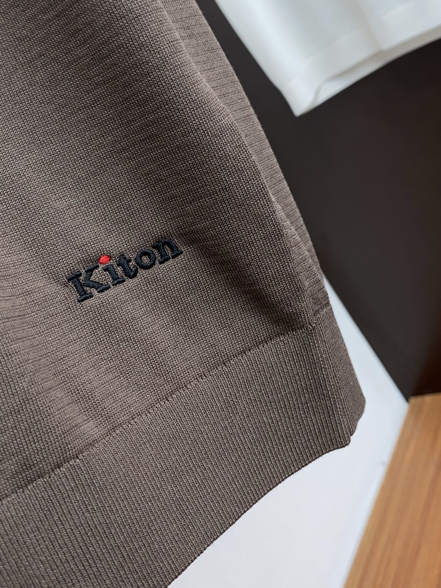  kiton 2025新款男士圆领针织衫短袖
进口针织面料呈现。轻盈柔软的面料经过成衣染色，营造出优雅纹