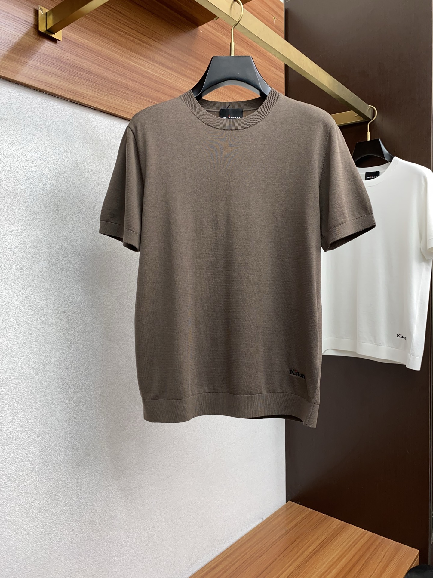  kiton 2025新款男士圆领针织衫短袖
进口针织面料呈现。轻盈柔软的面料经过成衣染色，营造出优雅纹