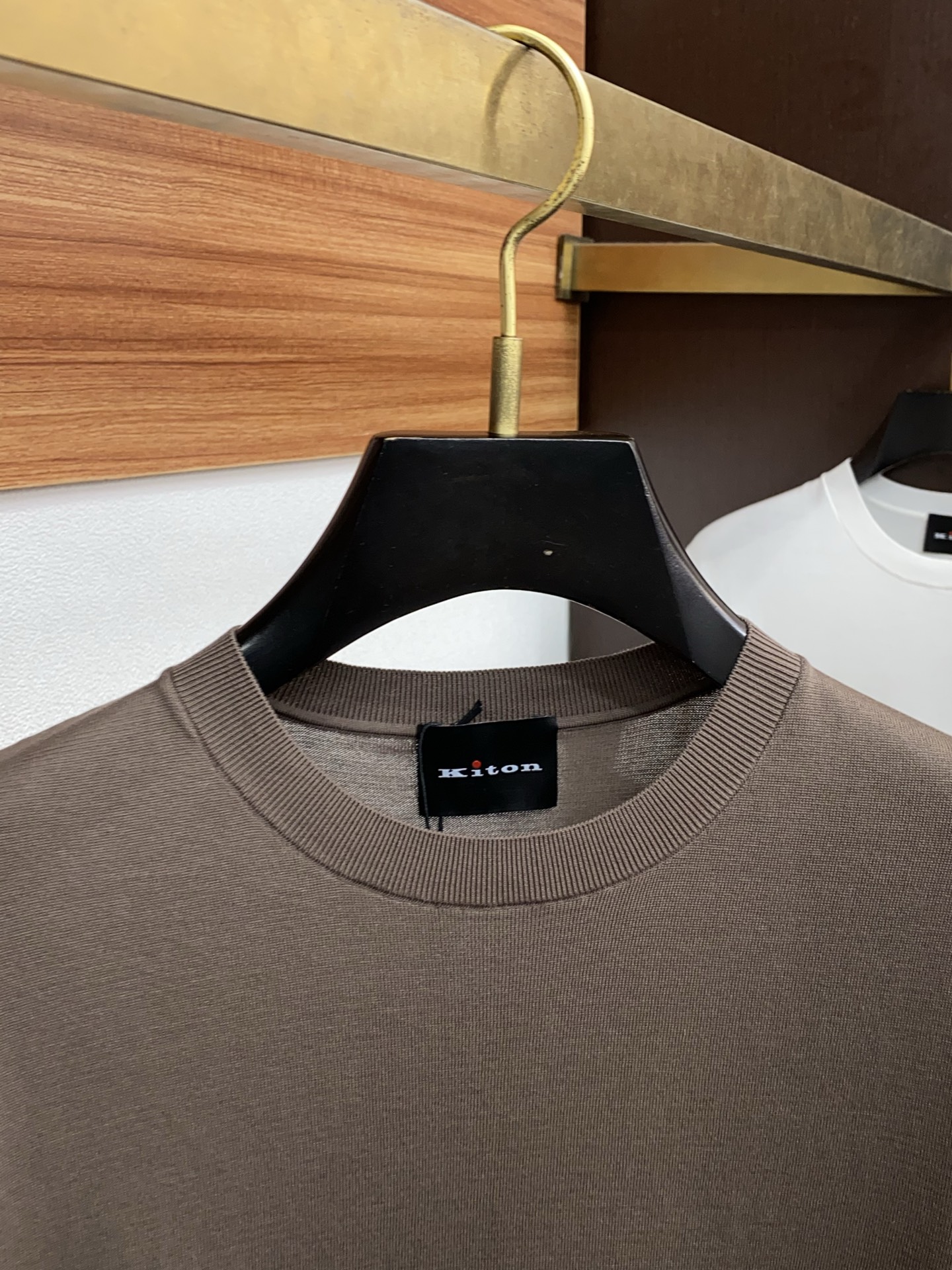  kiton 2025新款男士圆领针织衫短袖
进口针织面料呈现。轻盈柔软的面料经过成衣染色，营造出优雅纹