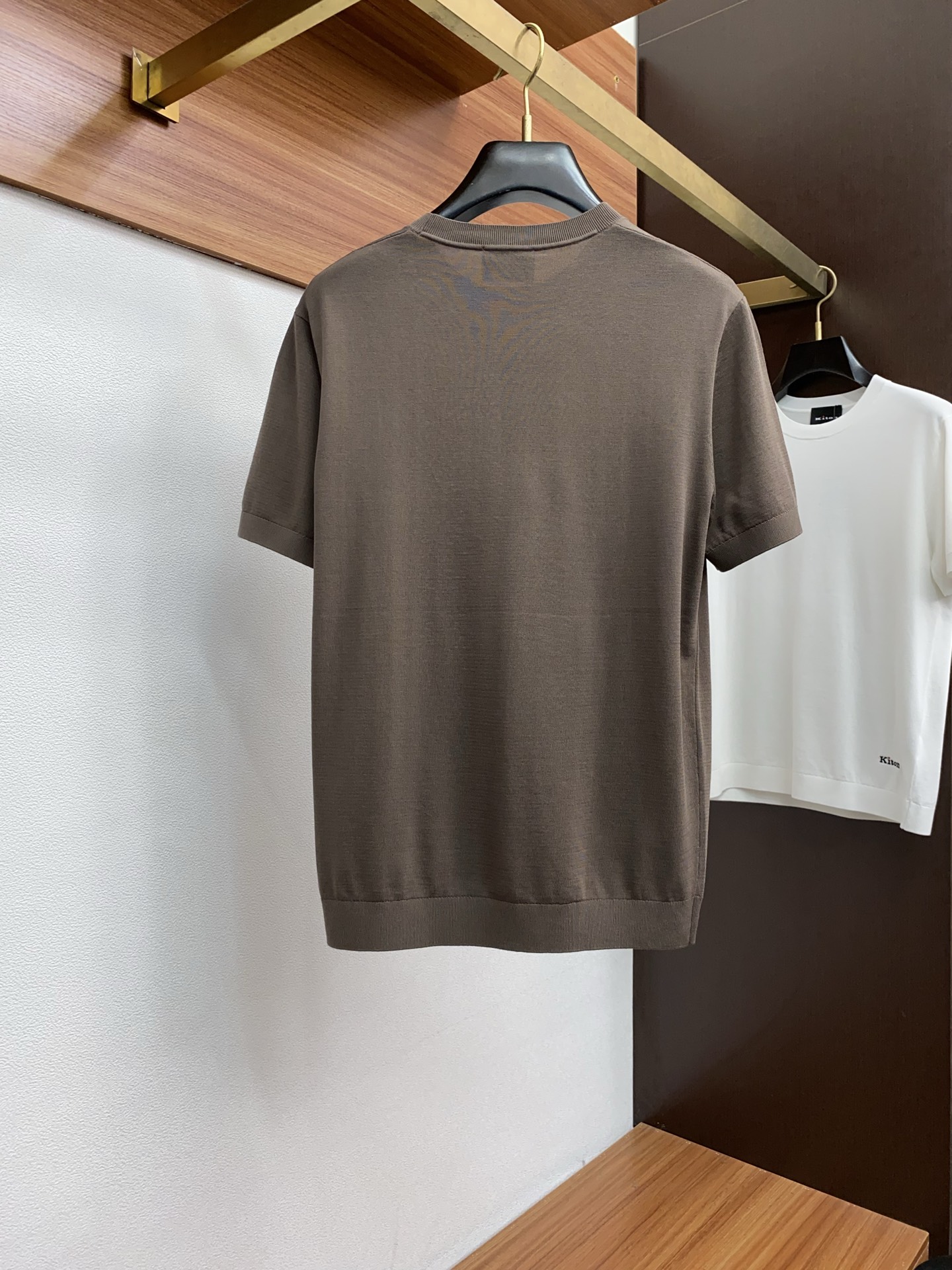  kiton 2025新款男士圆领针织衫短袖
进口针织面料呈现。轻盈柔软的面料经过成衣染色，营造出优雅纹