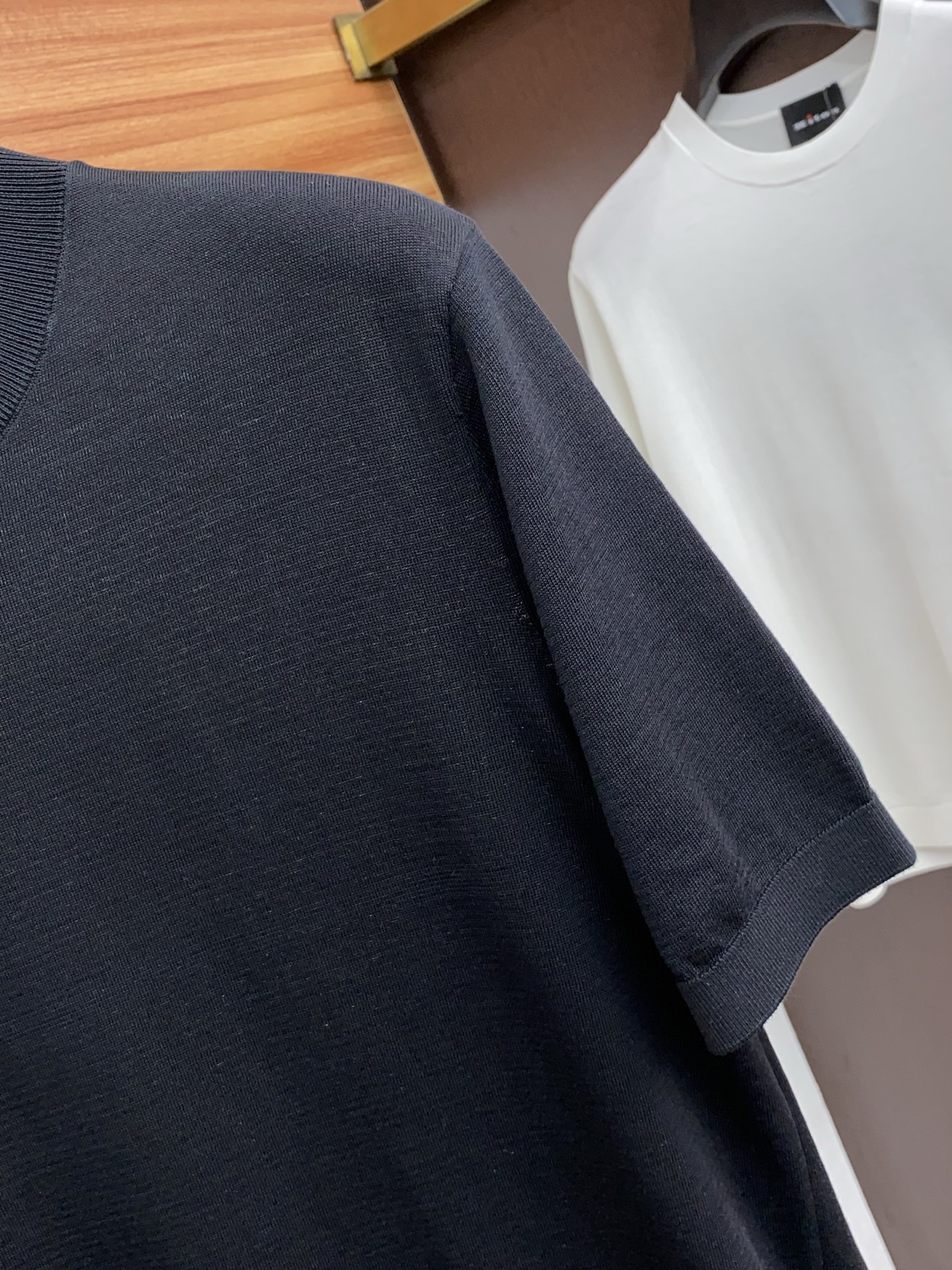  kiton 2025新款男士圆领针织衫短袖
进口针织面料呈现。轻盈柔软的面料经过成衣染色，营造出优雅纹