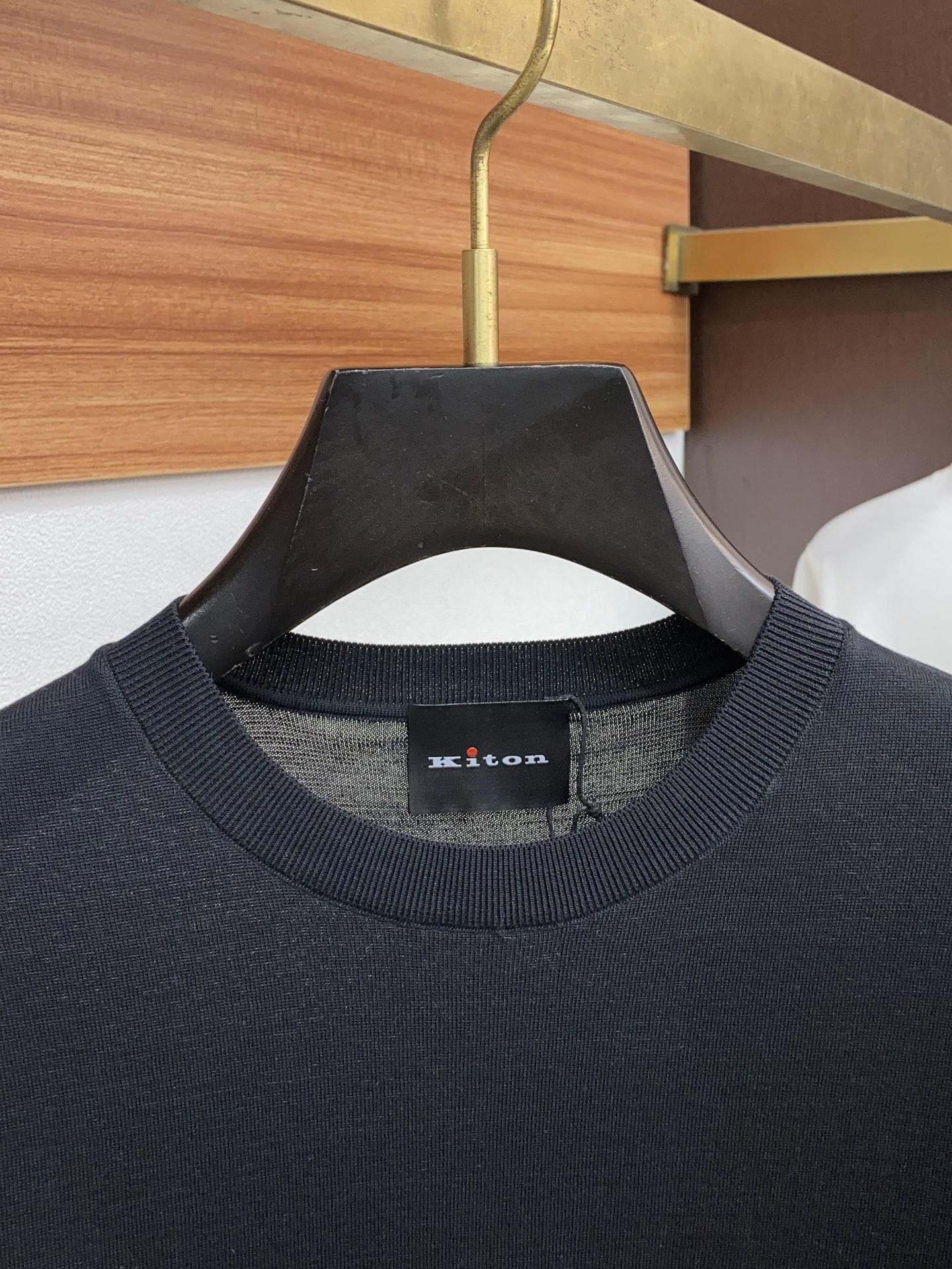  kiton 2025新款男士圆领针织衫短袖
进口针织面料呈现。轻盈柔软的面料经过成衣染色，营造出优雅纹