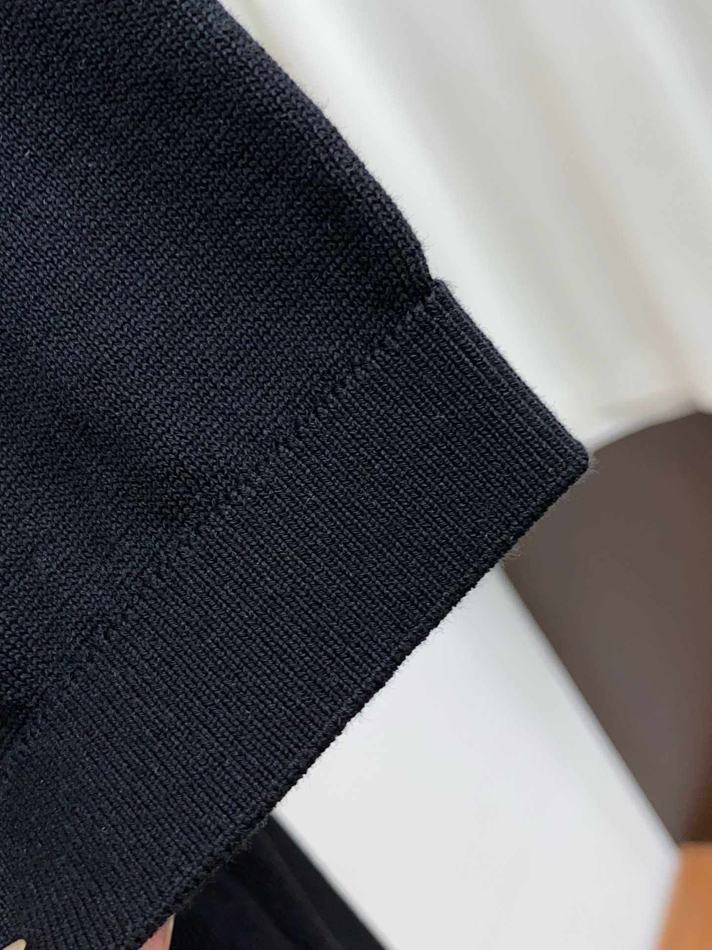  kiton 2025新款男士圆领针织衫短袖
进口针织面料呈现。轻盈柔软的面料经过成衣染色，营造出优雅纹