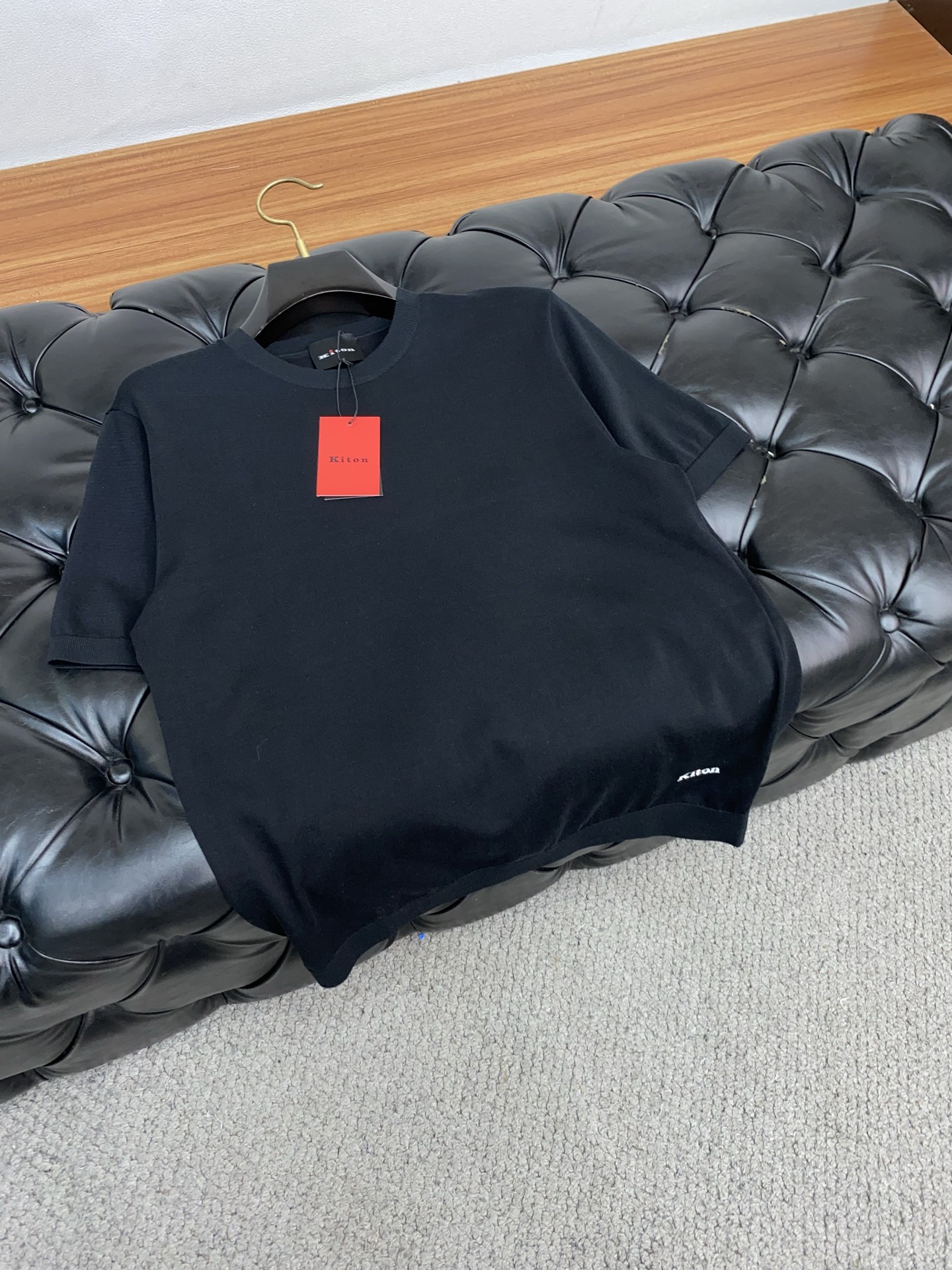  kiton 2025新款男士圆领针织衫短袖
进口针织面料呈现。轻盈柔软的面料经过成衣染色，营造出优雅纹