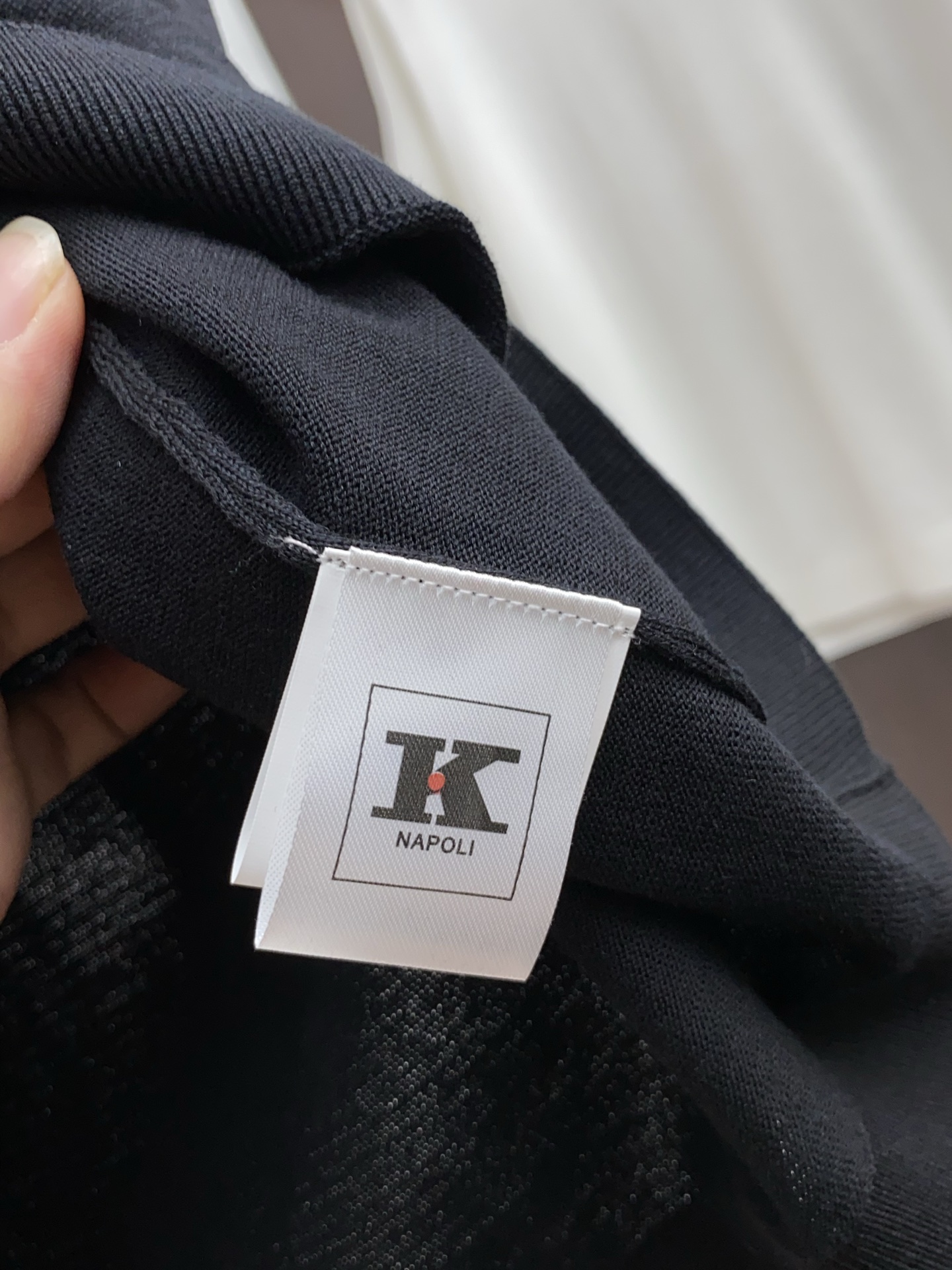  kiton 2025新款男士圆领针织衫短袖
进口针织面料呈现。轻盈柔软的面料经过成衣染色，营造出优雅纹