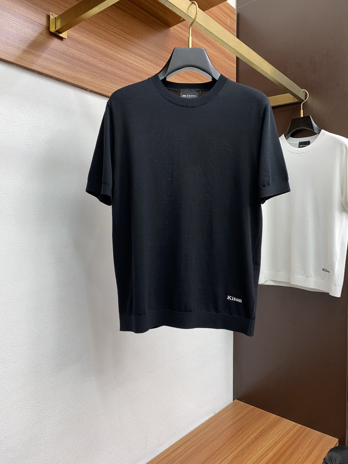  kiton 2025新款男士圆领针织衫短袖
进口针织面料呈现。轻盈柔软的面料经过成衣染色，营造出优雅纹
