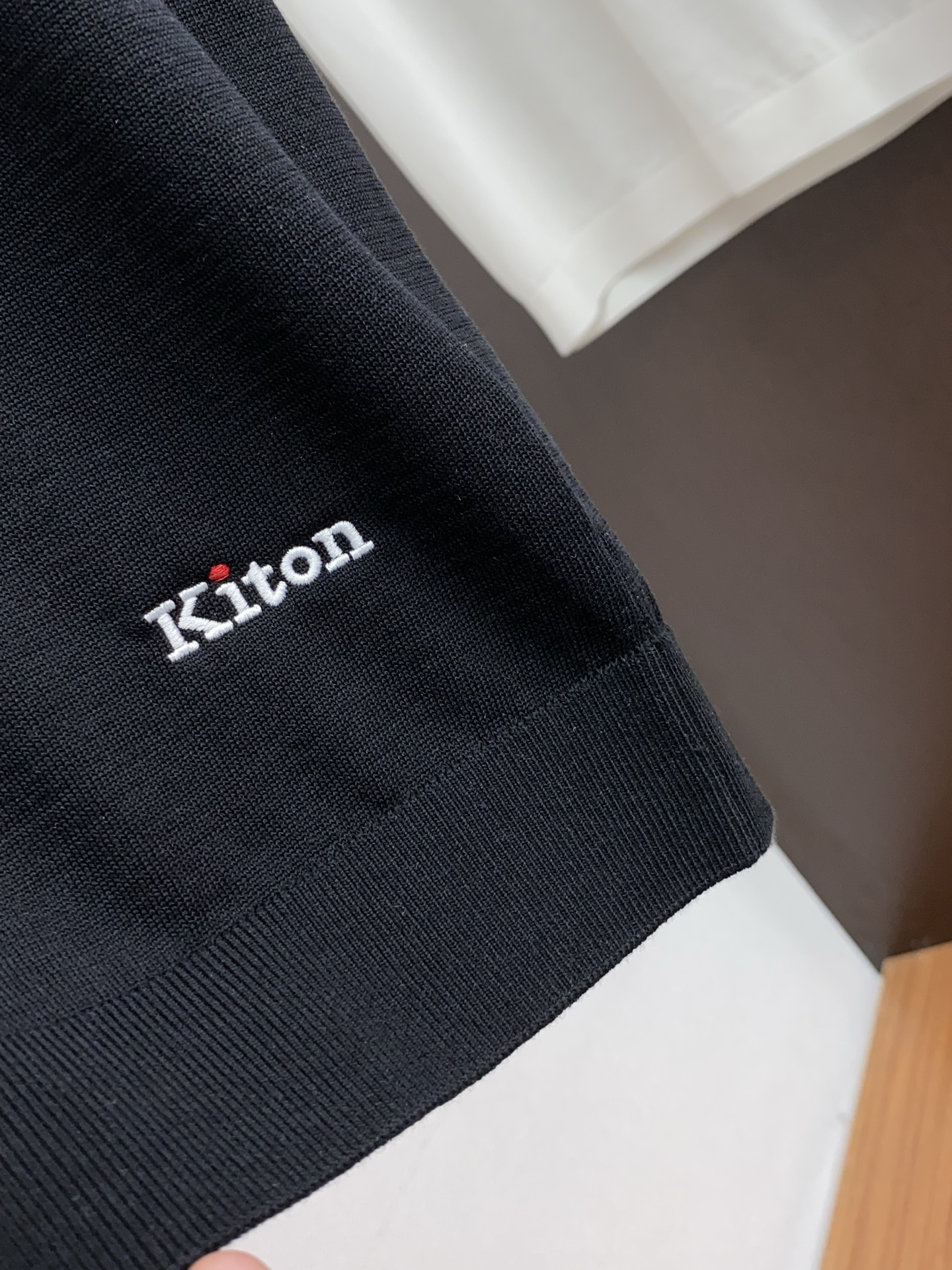  kiton 2025新款男士圆领针织衫短袖
进口针织面料呈现。轻盈柔软的面料经过成衣染色，营造出优雅纹