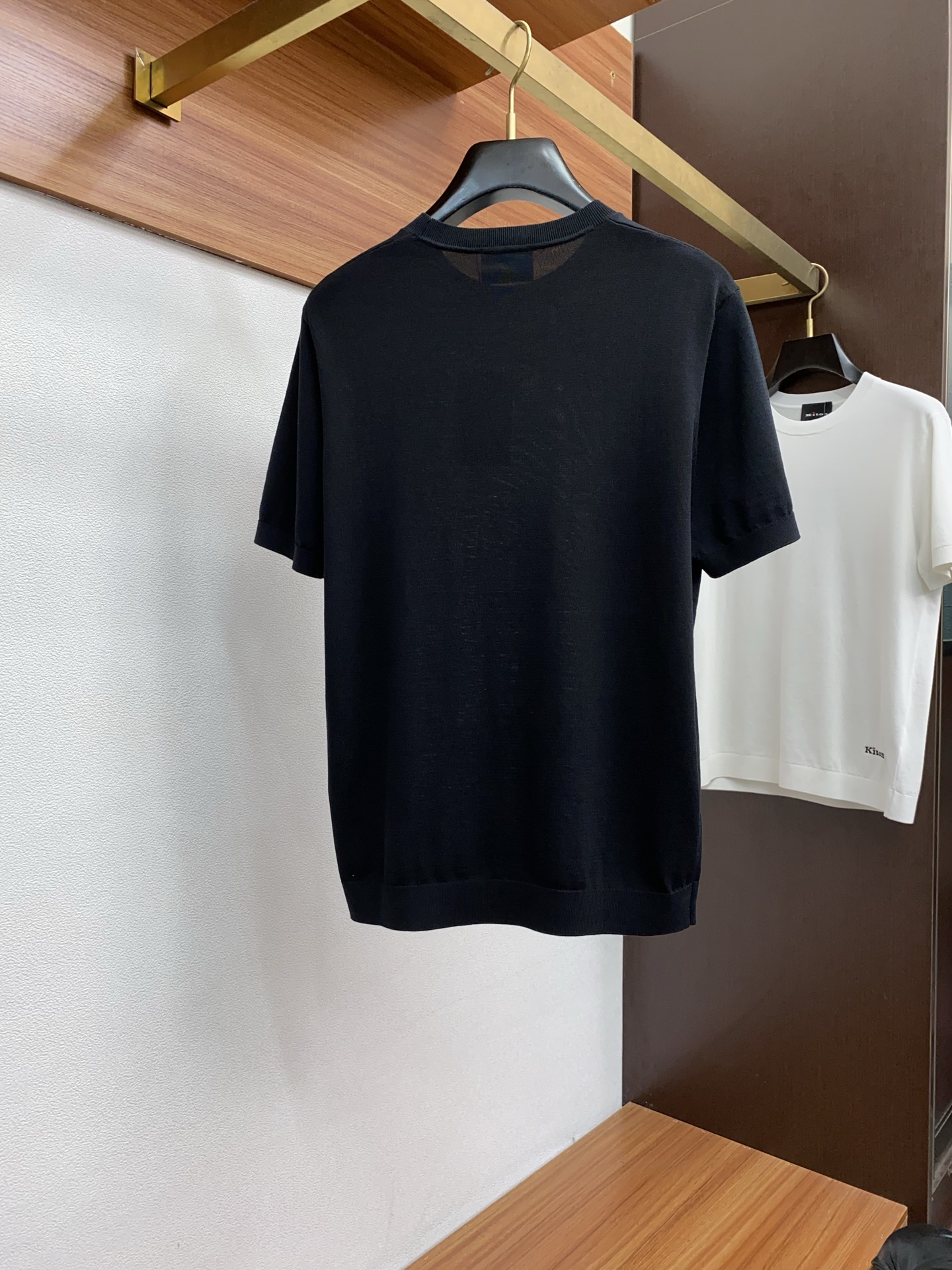  kiton 2025新款男士圆领针织衫短袖
进口针织面料呈现。轻盈柔软的面料经过成衣染色，营造出优雅纹