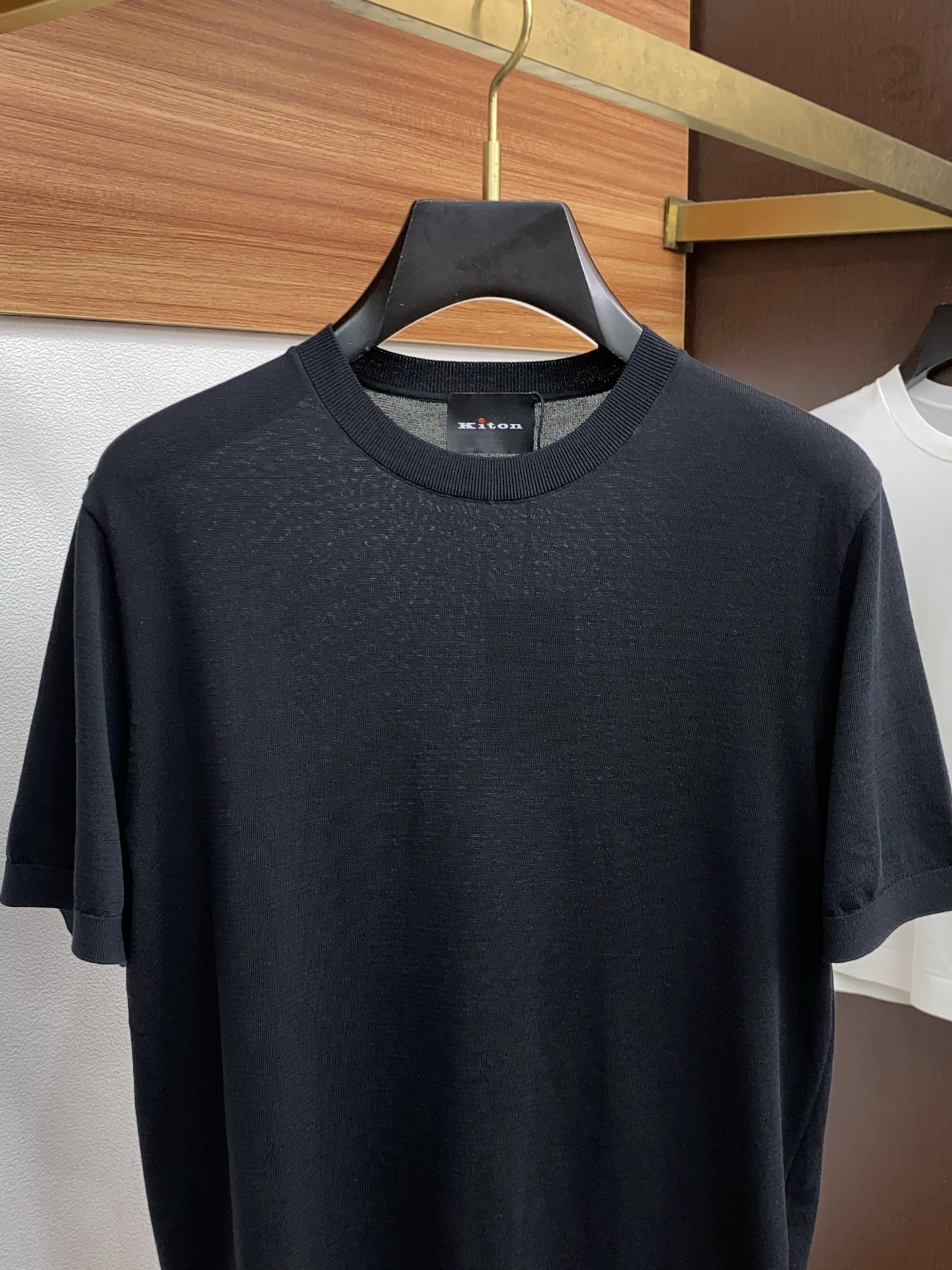  kiton 2025新款男士圆领针织衫短袖
进口针织面料呈现。轻盈柔软的面料经过成衣染色，营造出优雅纹