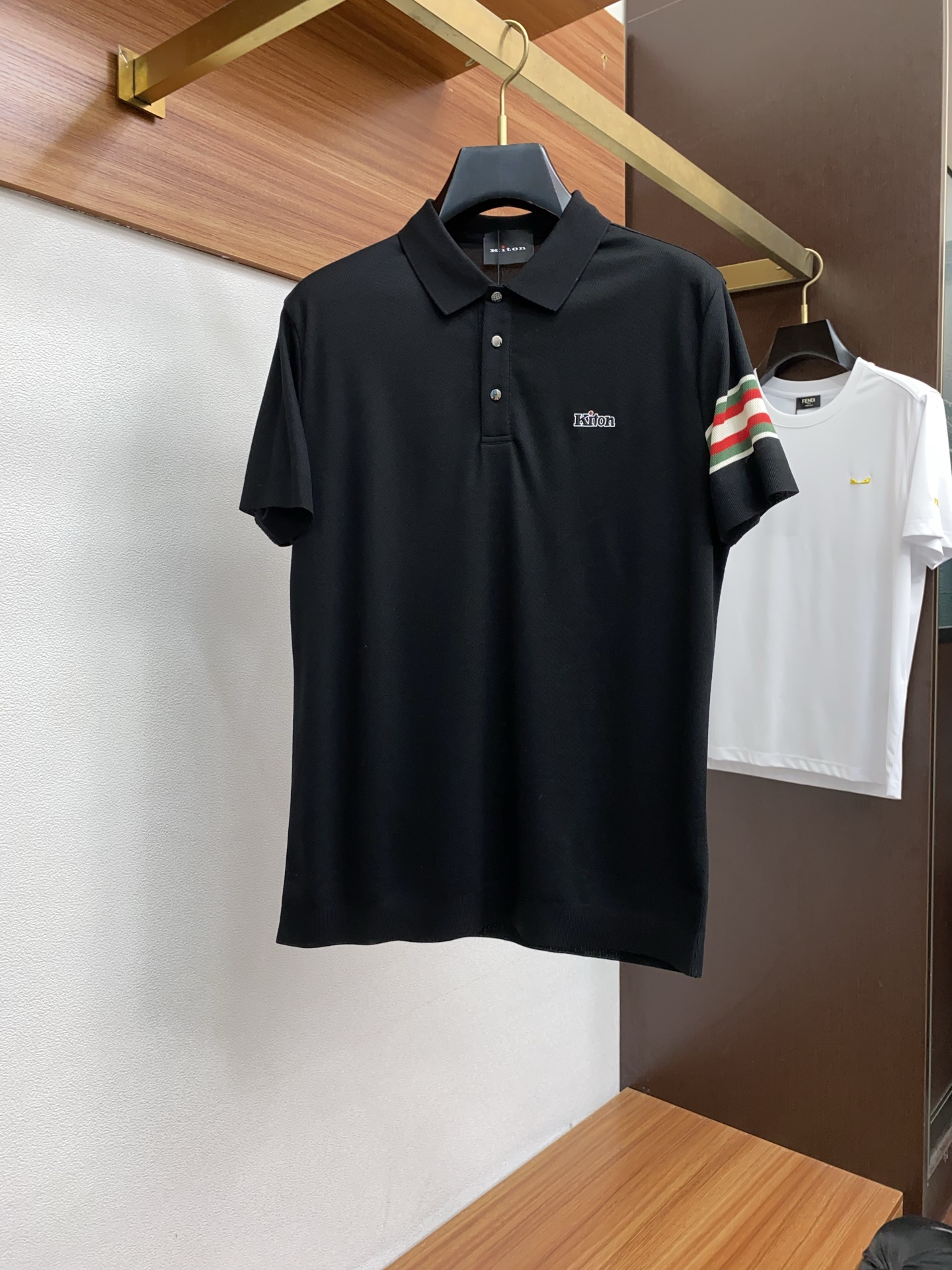 NO:438861,The POLO shirts in the LP Zhenpin custom series are indeed unique and show the exquisiteness and taste of customized clothing. The customized materials are not only soft and comfortable to touch, but also have good breathability and moisture absorption, ensuring that the wearer can stay dry and comfortable in any occasion. The design of the small square lapel is both classic and fashionable, which not only shows the wearer's neck lines, but also adds the layering of the overall shape. The short-sleeved design is suitable for many occasions, whether it is casual or business, and can be easily matched. It is a high-quality item that integrates comfort, fashion and taste. Whether worn by yourself or given as a gift to relatives and friends, it is a very good choice.19860909LP 臻品定制系列的设计POLO衫确实独具匠心,展现了定制服装的精致与品味.定制材质,不仅触感柔软舒适,还具有良好的透气性和吸湿性,确保穿着者在任何场合都能保持干爽舒适.小方领翻领的设计既经典又时尚,既能展现穿着者的颈部线条,又增加了整体造型的层次感.短袖设计则适合多种场合,无论是休闲还是商务,都能轻松搭配.是一款集舒适、时尚、品味于一体的优质单品,无论是自己穿着还是作为礼物送给亲友,都是非常不错的选择. 码数M-3XL,,loro piana,T-shirt,alexander wang,Men's clothing