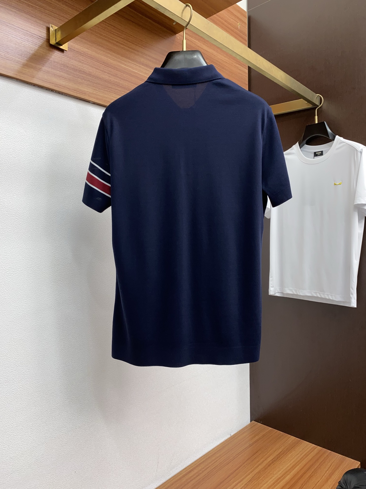  lp。 臻品定制系列的设计POLO衫确实独具匠心，展现了定制服装的精致与品味。定制材质，不仅触感柔软舒