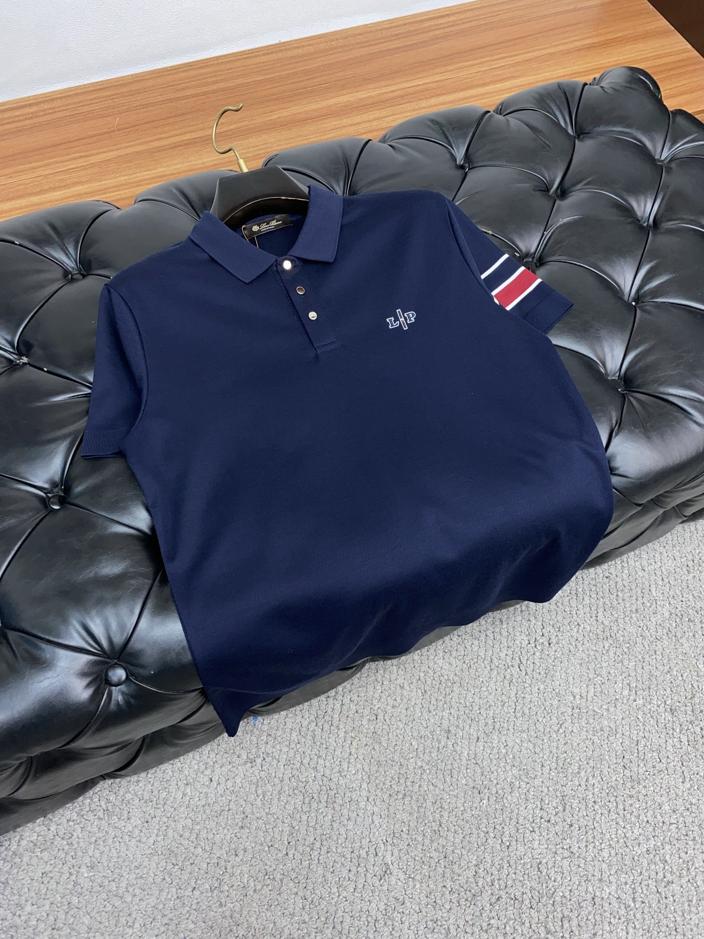  lp。 臻品定制系列的设计POLO衫确实独具匠心，展现了定制服装的精致与品味。定制材质，不仅触感柔软舒