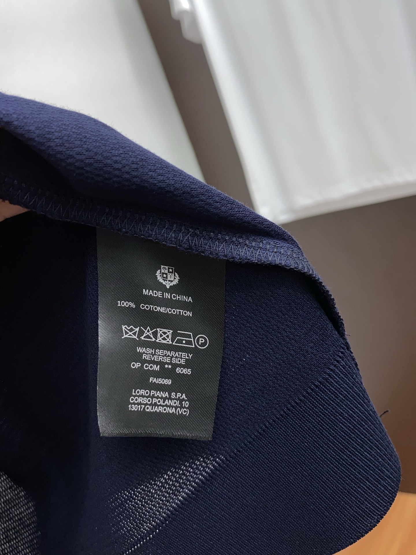  lp。 臻品定制系列的设计POLO衫确实独具匠心，展现了定制服装的精致与品味。定制材质，不仅触感柔软舒