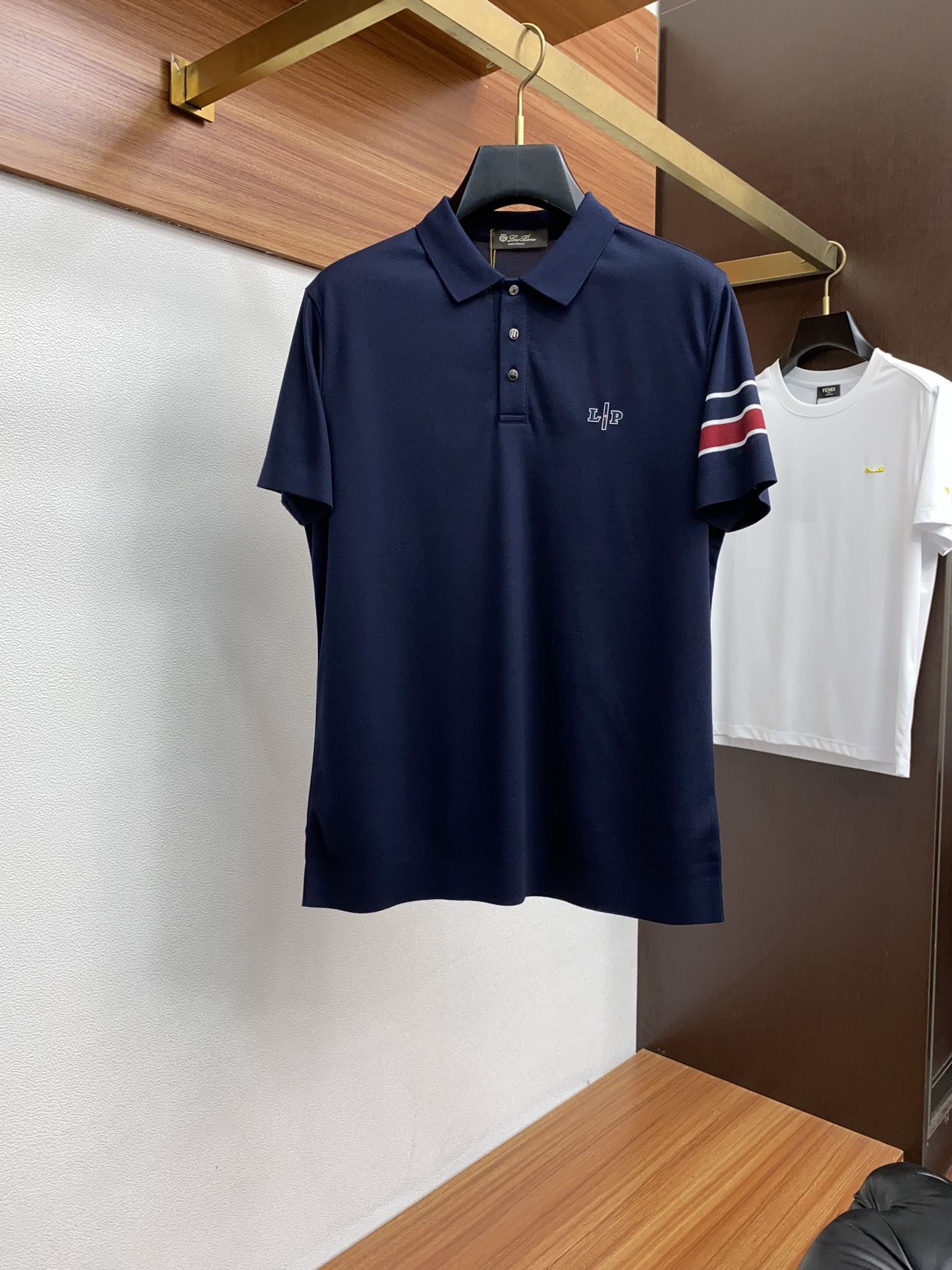  lp。 臻品定制系列的设计POLO衫确实独具匠心，展现了定制服装的精致与品味。定制材质，不仅触感柔软舒